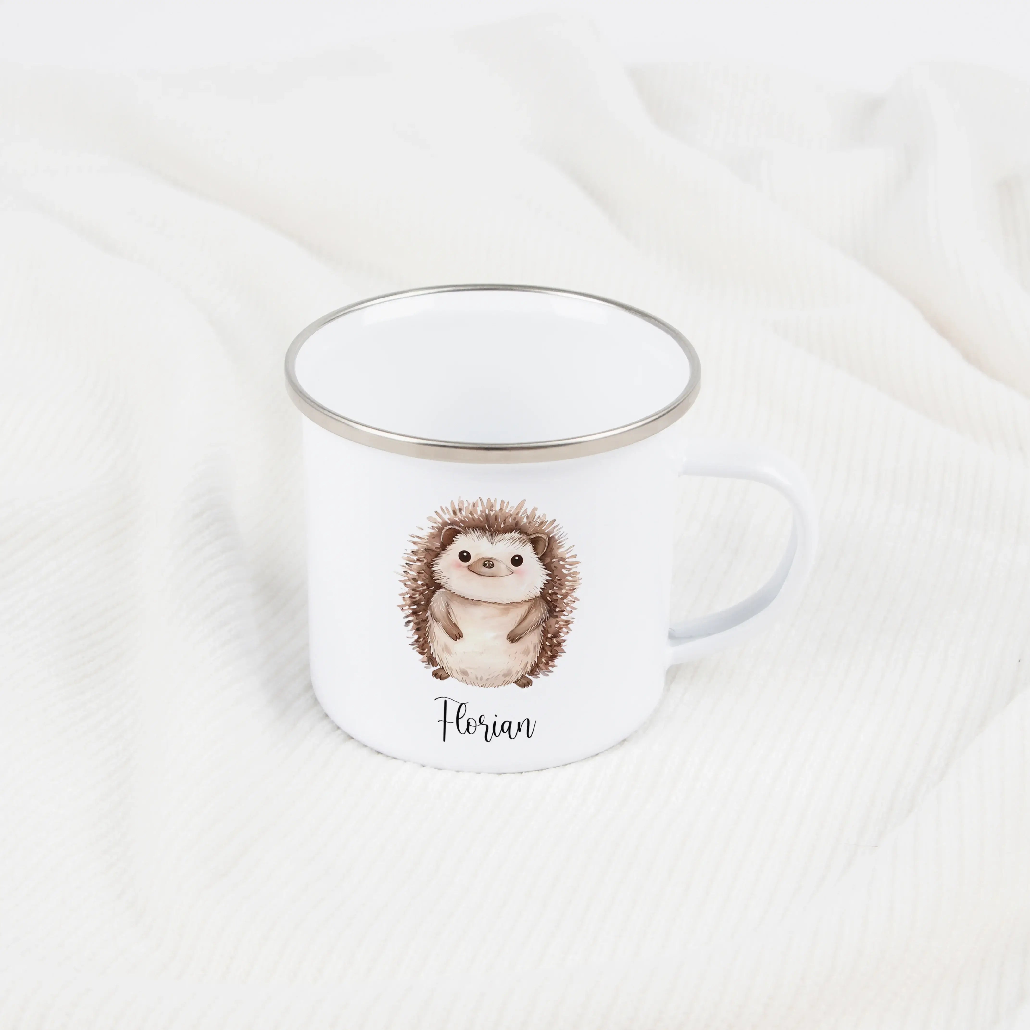 Emaille Tasse Igel-Emaille Tasse-famprints-Die Emaille Tasse Igel von famprints verbindet kindgerechtes Design mit persönlichem Charme und wird so zu einem Geschenk, das kleine Entdecker Tag für Tag begleitet. Das sanfte Wasserfarben-Motiv zeigt einen frö