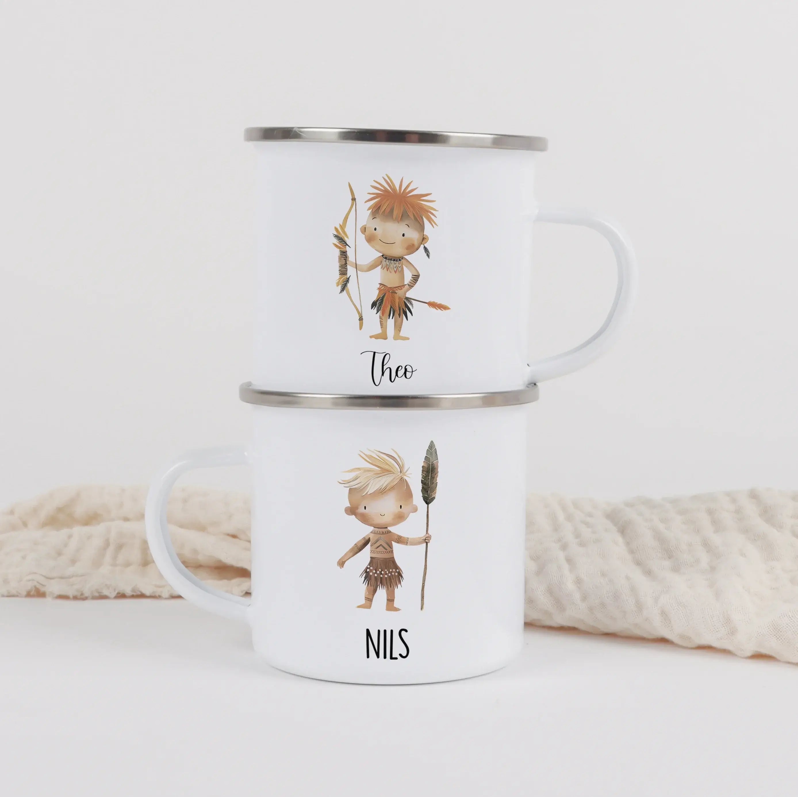 Emaille Tasse Indianer-Emaille Tasse-famprints-Mit der Emaille Tasse Indianer gestaltest du ein persönliches Trinkgefäß, das Kinder im Alltag begleitet und gleichzeitig ein liebevolles Geschenk ist. Das kindgerechte Indianer-Motiv im Aquarellstil wird ind