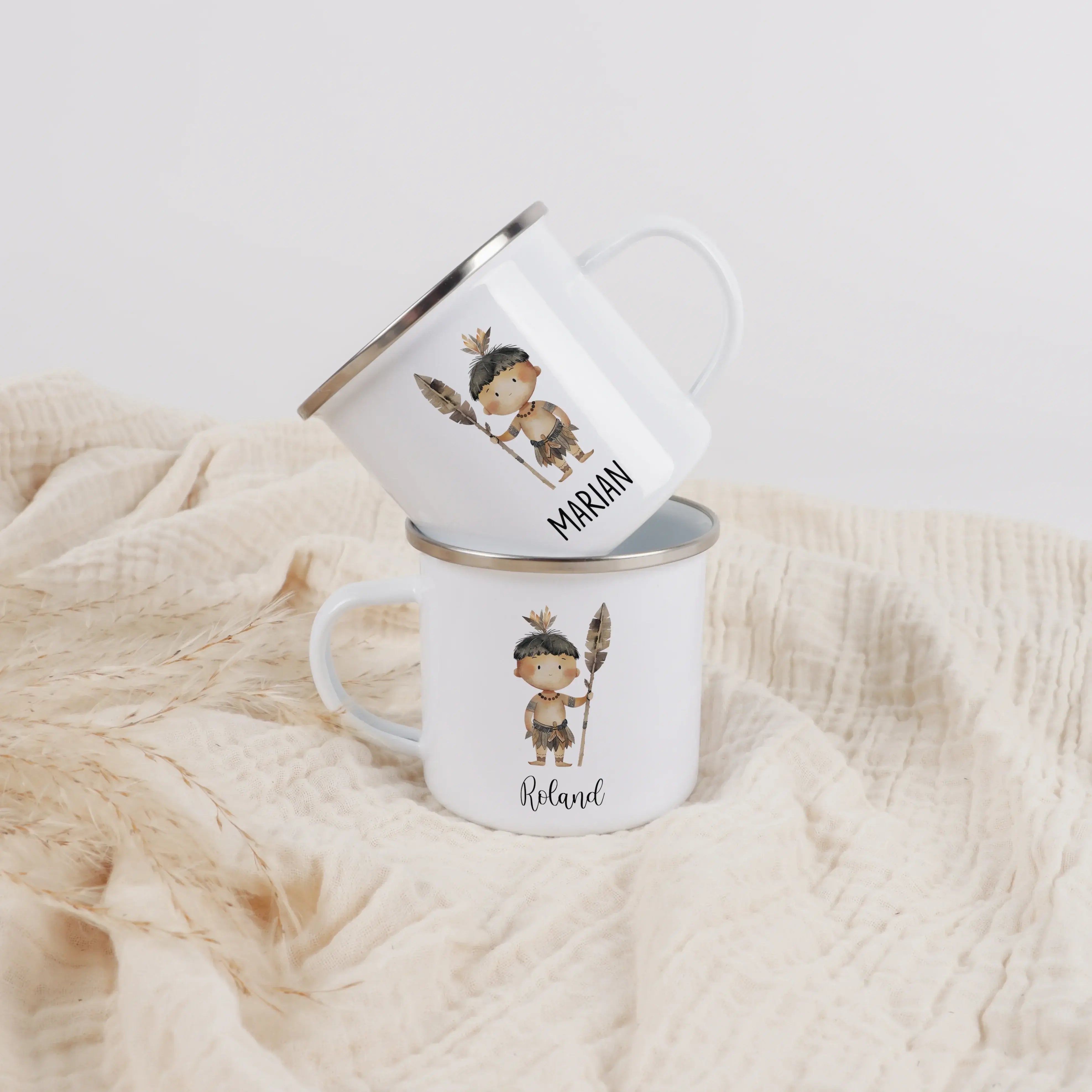 Emaille Tasse Indianer-Emaille Tasse-famprints-Mit der Emaille Tasse Indianer gestaltest du ein persönliches Trinkgefäß, das Kinder im Alltag begleitet und gleichzeitig ein liebevolles Geschenk ist. Das kindgerechte Indianer-Motiv im Aquarellstil wird ind