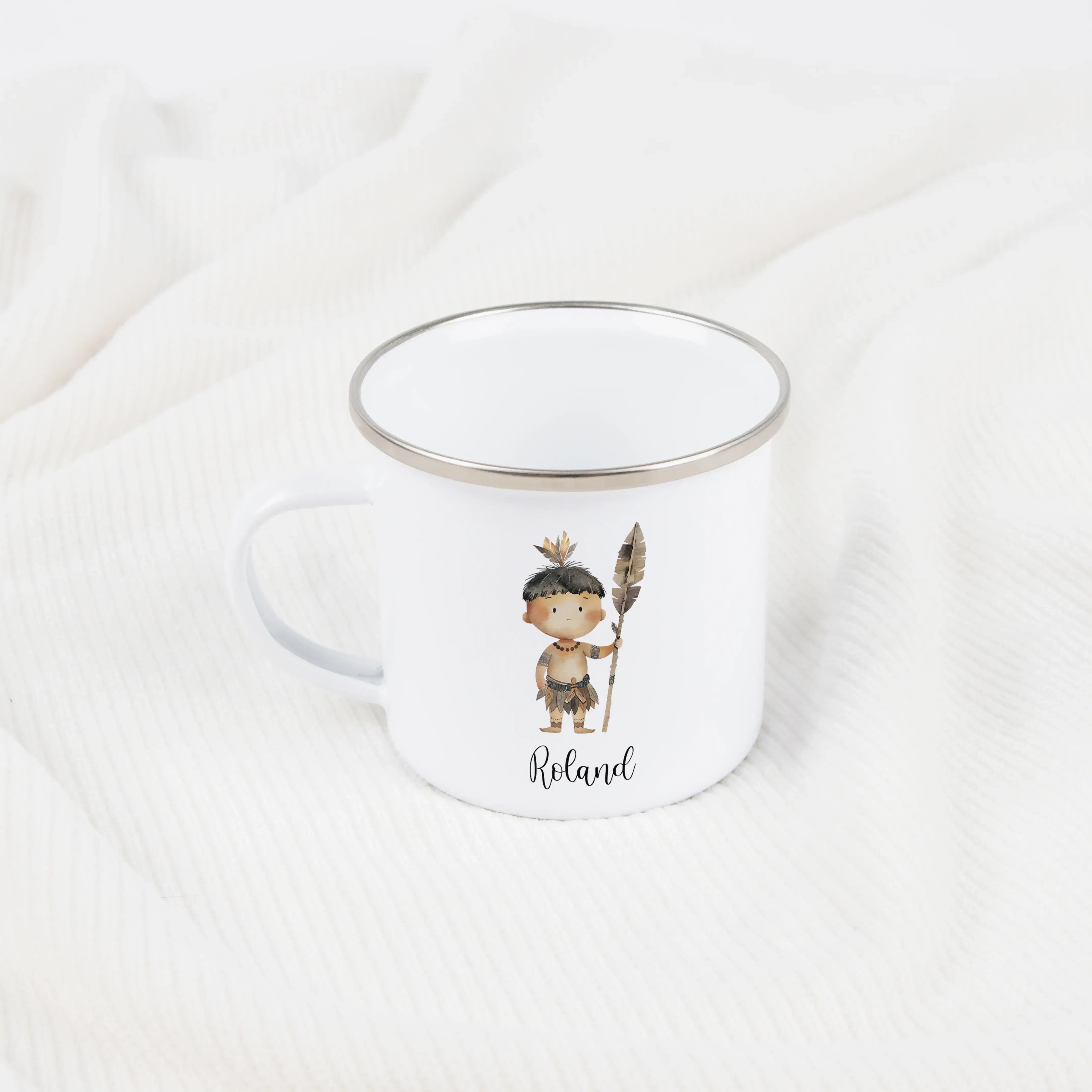 Emaille Tasse Indianer-Emaille Tasse-famprints-Mit der Emaille Tasse Indianer gestaltest du ein persönliches Trinkgefäß, das Kinder im Alltag begleitet und gleichzeitig ein liebevolles Geschenk ist. Das kindgerechte Indianer-Motiv im Aquarellstil wird ind