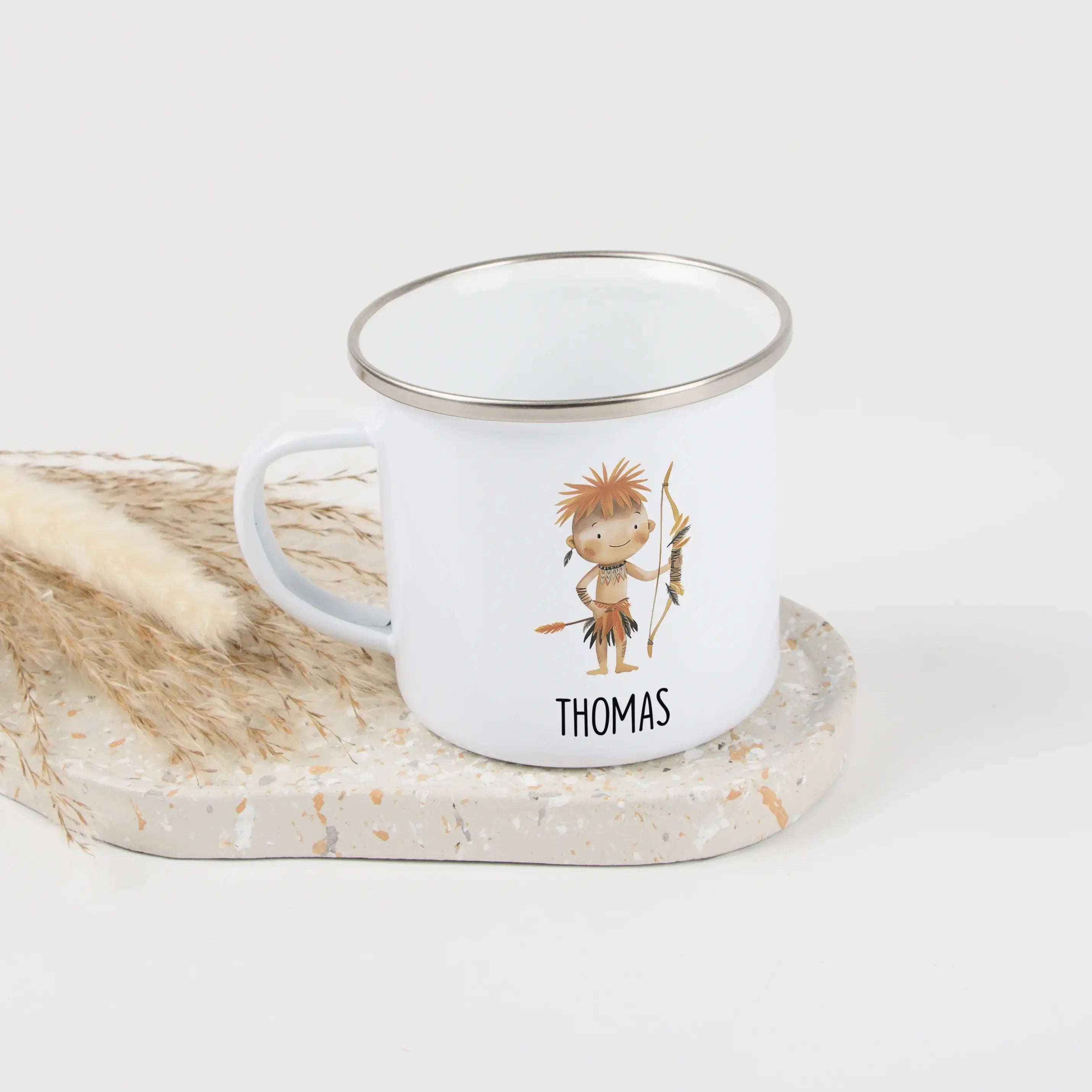 Emaille Tasse Indianer-Emaille Tasse-famprints-Mit der Emaille Tasse Indianer gestaltest du ein persönliches Trinkgefäß, das Kinder im Alltag begleitet und gleichzeitig ein liebevolles Geschenk ist. Das kindgerechte Indianer-Motiv im Aquarellstil wird ind