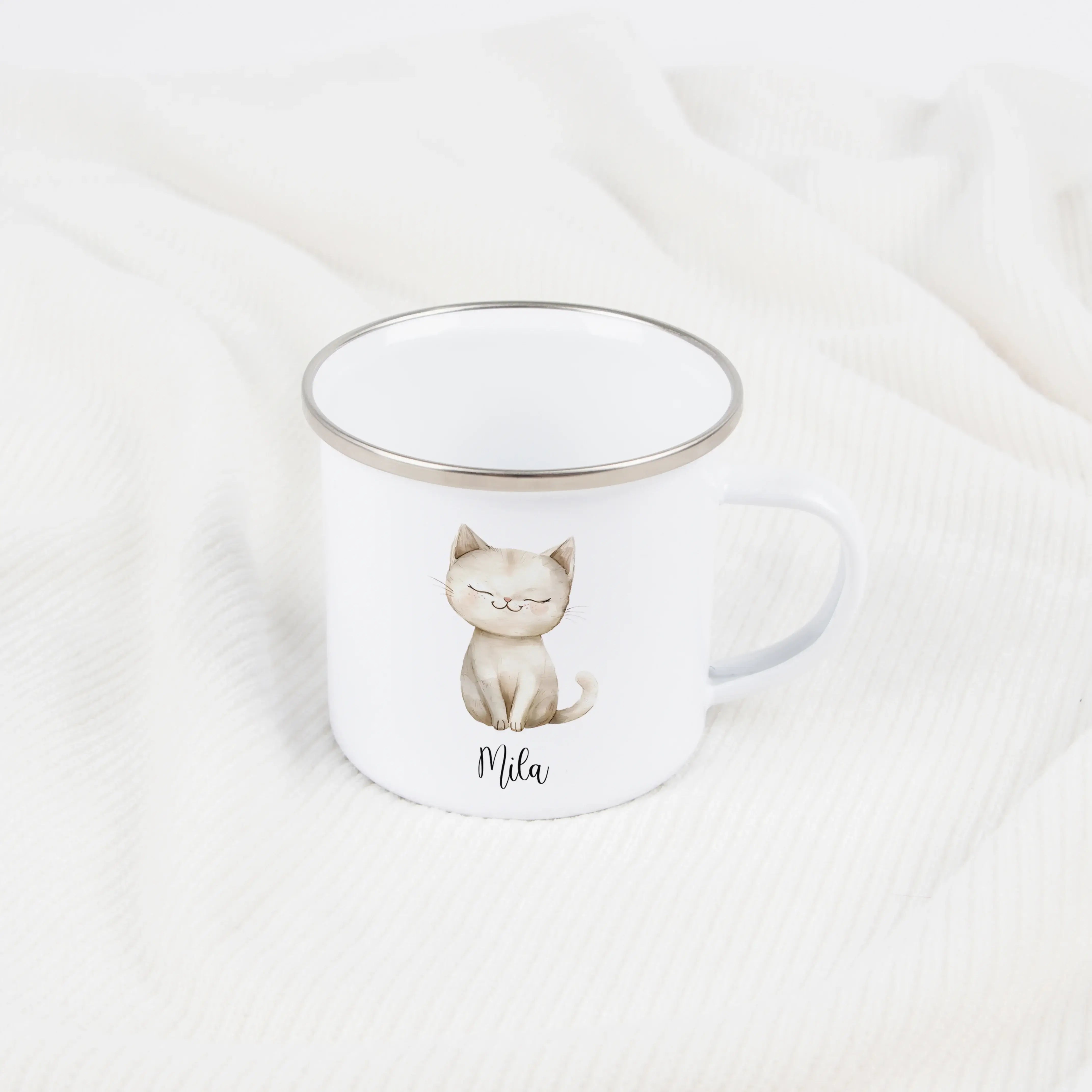 Emaille Tasse Katze-Emaille Tasse-famprints-Die Emaille Tasse Katze von famprints verbindet liebevolles Design mit personalisierten Details, die Kindern jeden Morgen ein Lächeln schenken. Die beiden niedlichen Katzenmotive im warmen Aquarellstil wirken we