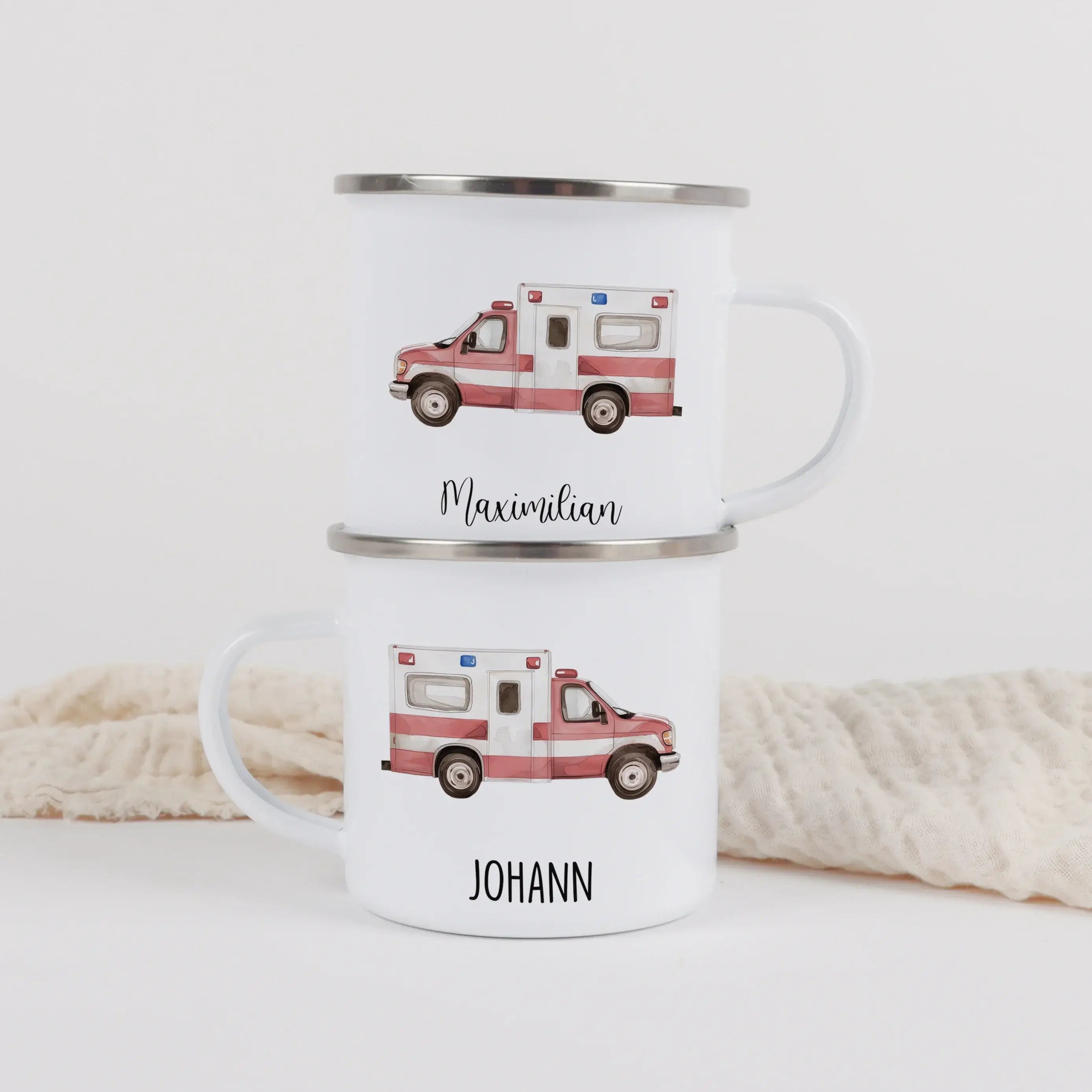 Emaille Tasse Krankenwagen-Emaille Tasse-famprints-Mit der Emaille Tasse Krankenwagen von famprints schenkst du mehr als nur eine Tasse. Du gestaltest ein persönliches Produkt, das den Alltag begleitet und sofort ein Lächeln auslöst. Der detailreich illus