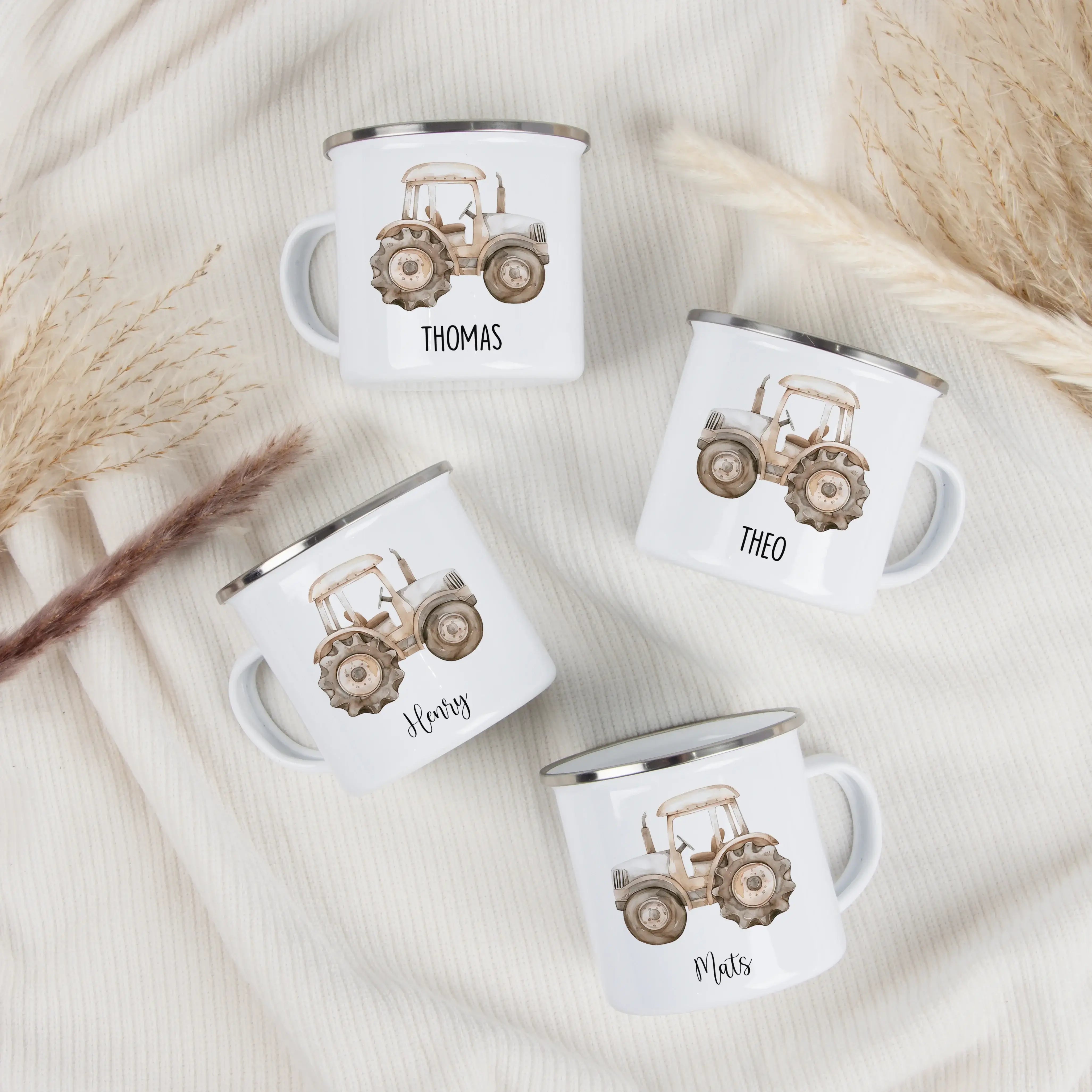 Emaille Tasse Traktor-Emaille Tasse-famprints-Die Emaille Tasse Traktor von famprints ist ein liebevoll gestalteter Alltagsbegleiter, der kleine Traktor-Fans zum Strahlen bringt. Das robuste Emaille, kombiniert mit einem detailreichen Traktor im sanften W