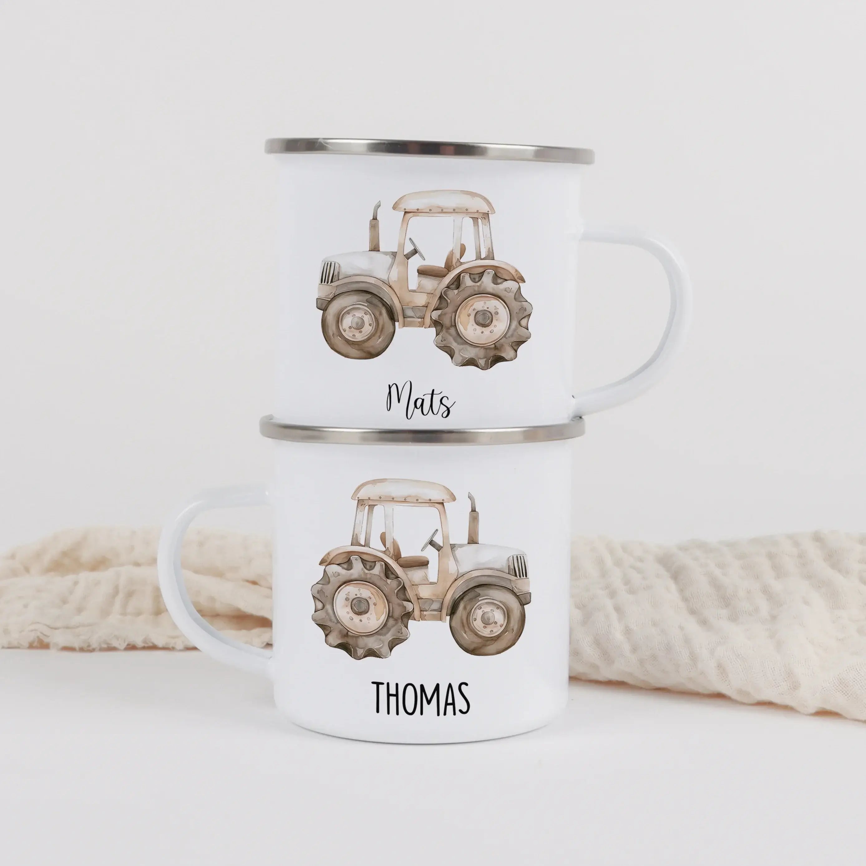 Emaille Tasse Traktor-Emaille Tasse-famprints-Die Emaille Tasse Traktor von famprints ist ein liebevoll gestalteter Alltagsbegleiter, der kleine Traktor-Fans zum Strahlen bringt. Das robuste Emaille, kombiniert mit einem detailreichen Traktor im sanften W