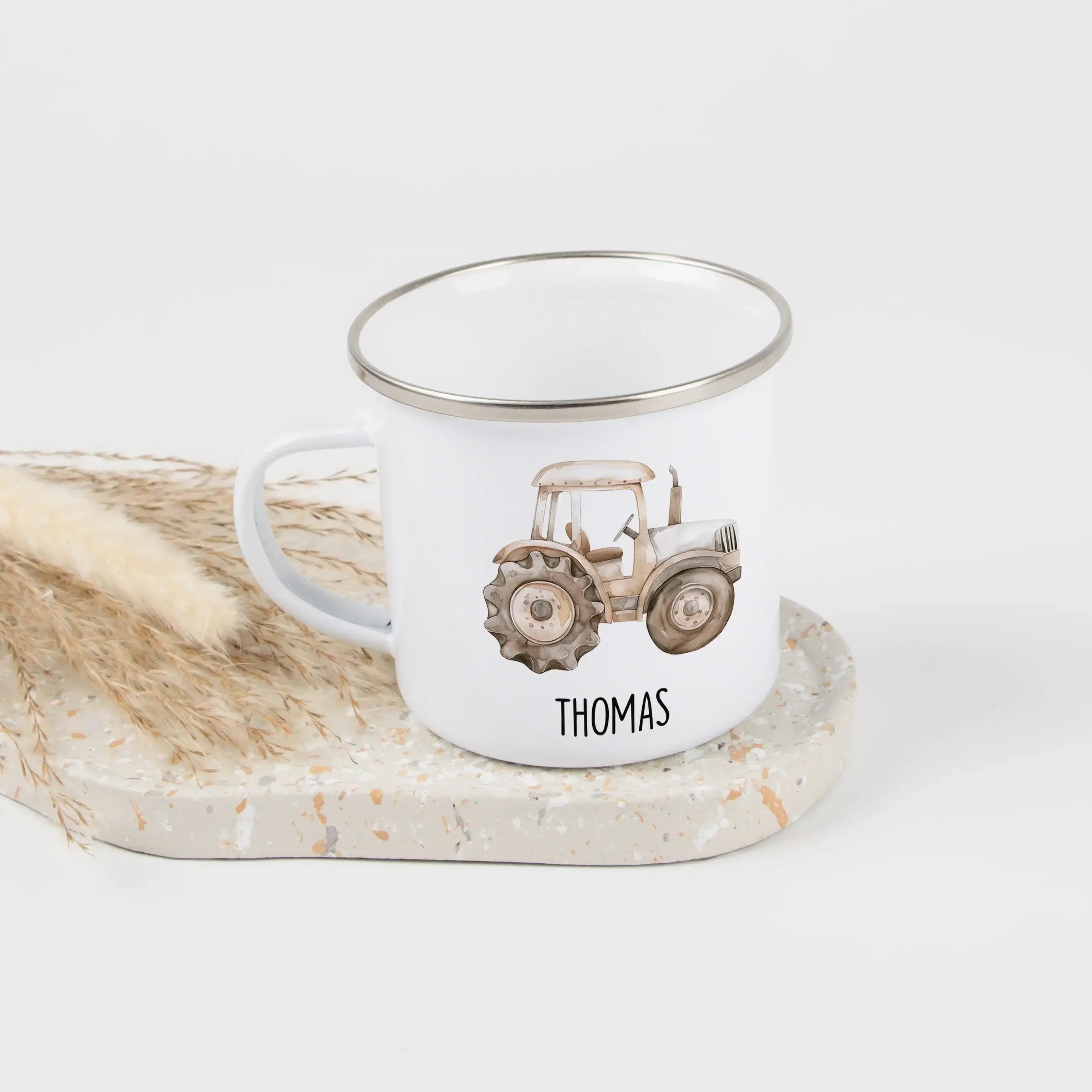 Emaille Tasse Traktor-Emaille Tasse-famprints-Die Emaille Tasse Traktor von famprints ist ein liebevoll gestalteter Alltagsbegleiter, der kleine Traktor-Fans zum Strahlen bringt. Das robuste Emaille, kombiniert mit einem detailreichen Traktor im sanften W