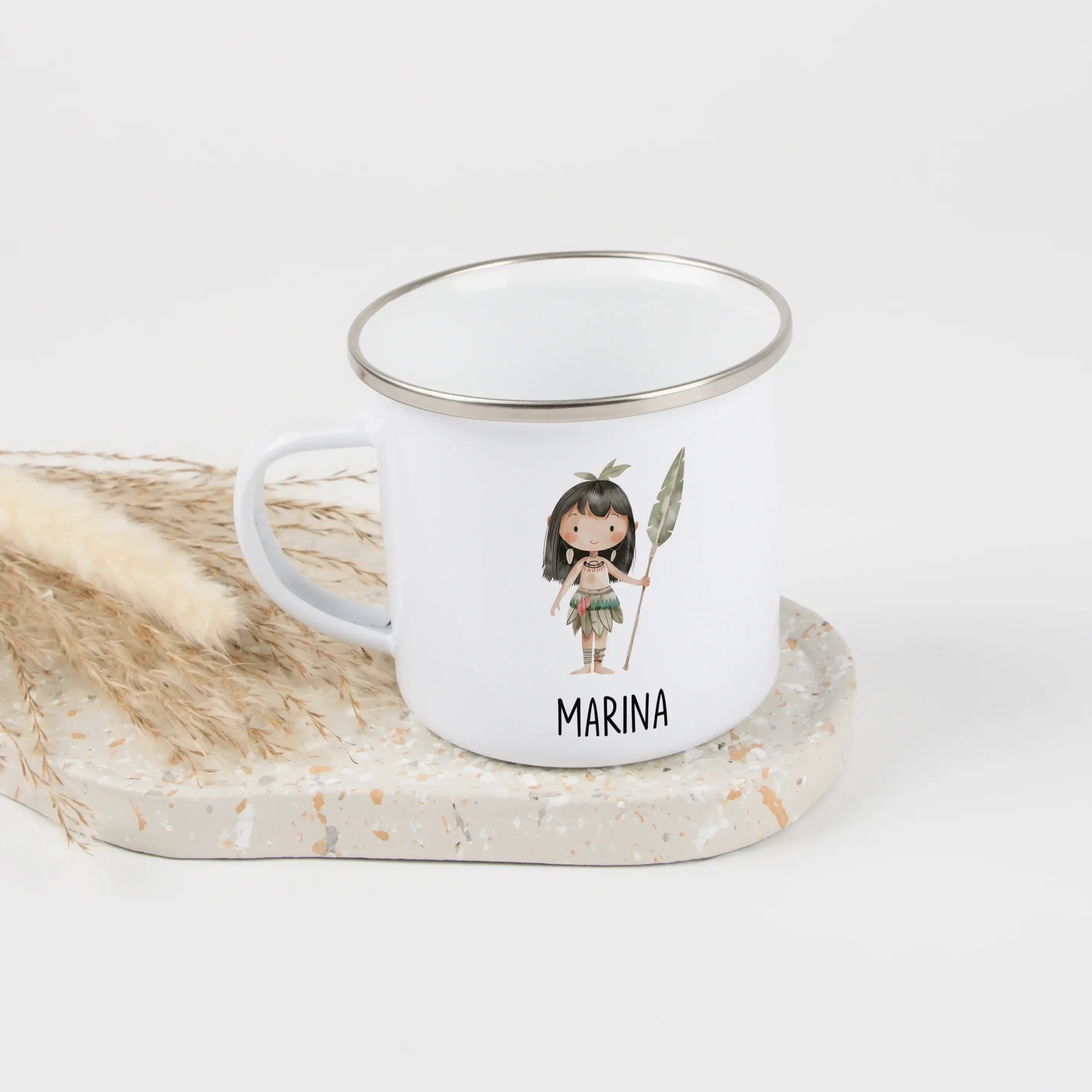 Emaille Tasse Indianerin-Emaille Tasse-famprints-Die Emaille Tasse Indianerin von famprints ist mehr als nur ein Trinkbecher – sie ist ein persönliches Geschenk mit Bedeutung. Das fein illustrierte Indianerin-Motiv im Aquarell-Stil begeistert Kinder ebens