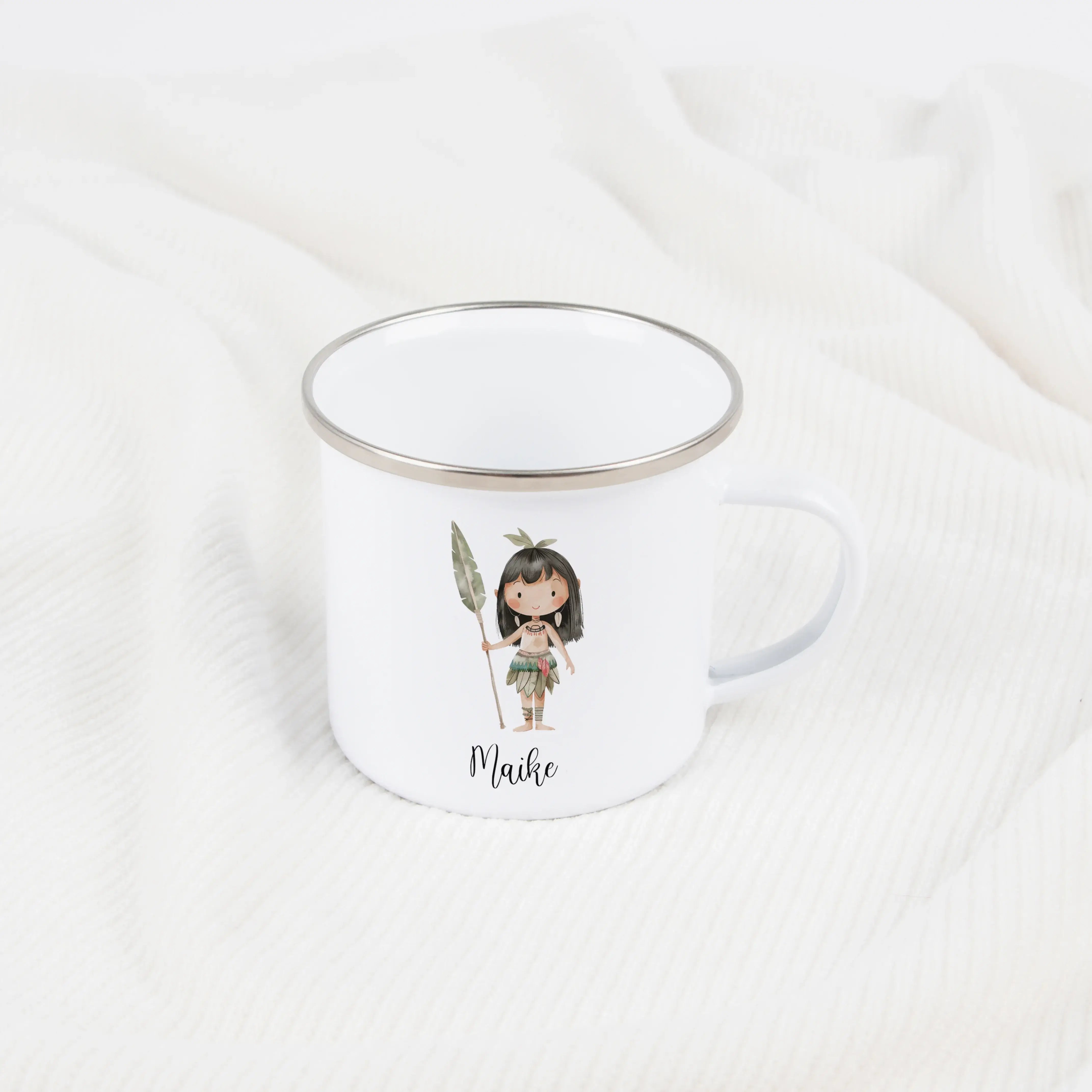 Emaille Tasse Indianerin-Emaille Tasse-famprints-Die Emaille Tasse Indianerin von famprints ist mehr als nur ein Trinkbecher – sie ist ein persönliches Geschenk mit Bedeutung. Das fein illustrierte Indianerin-Motiv im Aquarell-Stil begeistert Kinder ebens