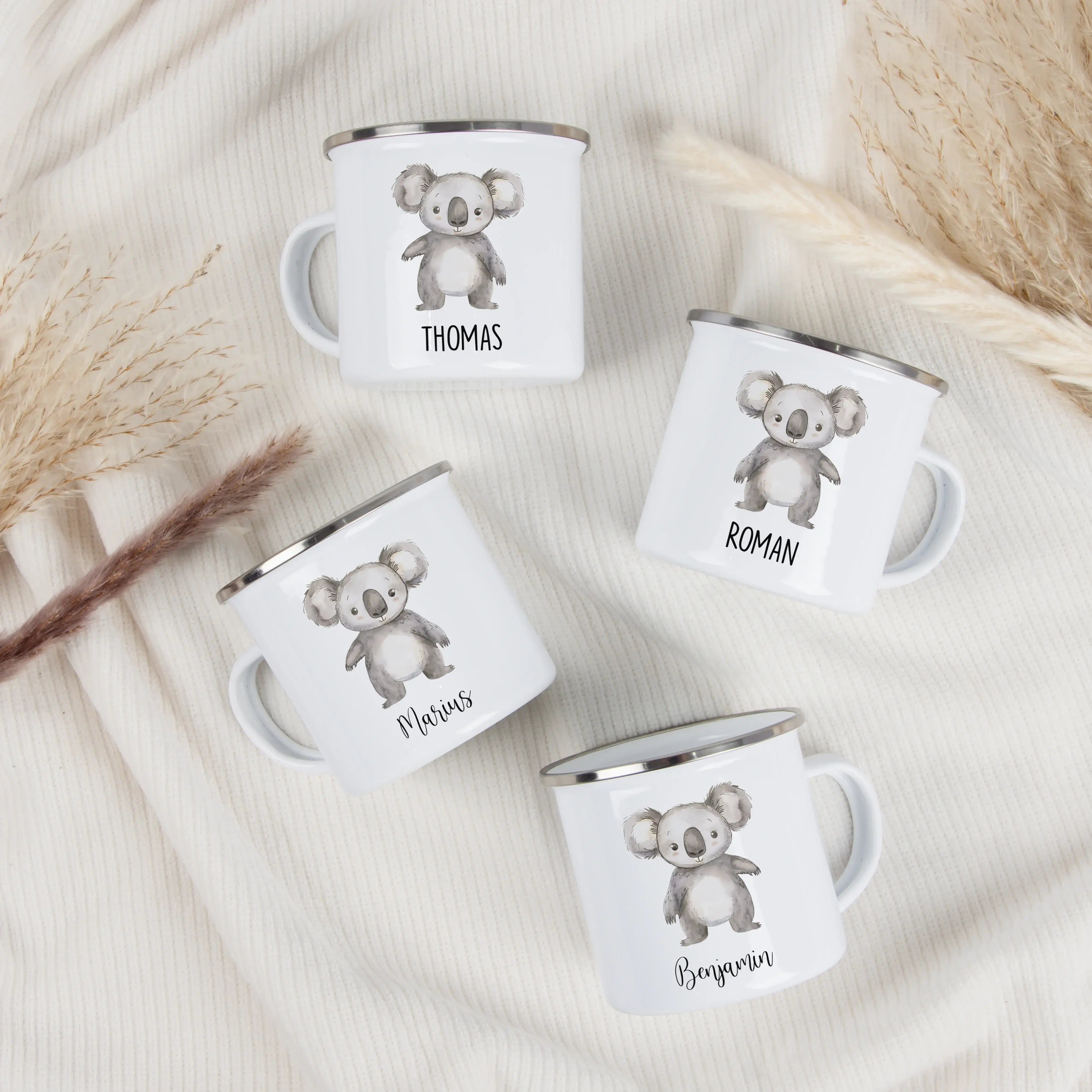 Emaille Tasse Koala-Emaille Tasse-famprints-Die Emaille Tasse Koala von famprints bringt jeden Morgen ein bisschen Wärme und ein freundliches Hallo in deinen Alltag. Das liebevoll illustrierte Koala-Motiv in sanfter Aquarell-Optik macht die personalisiert
