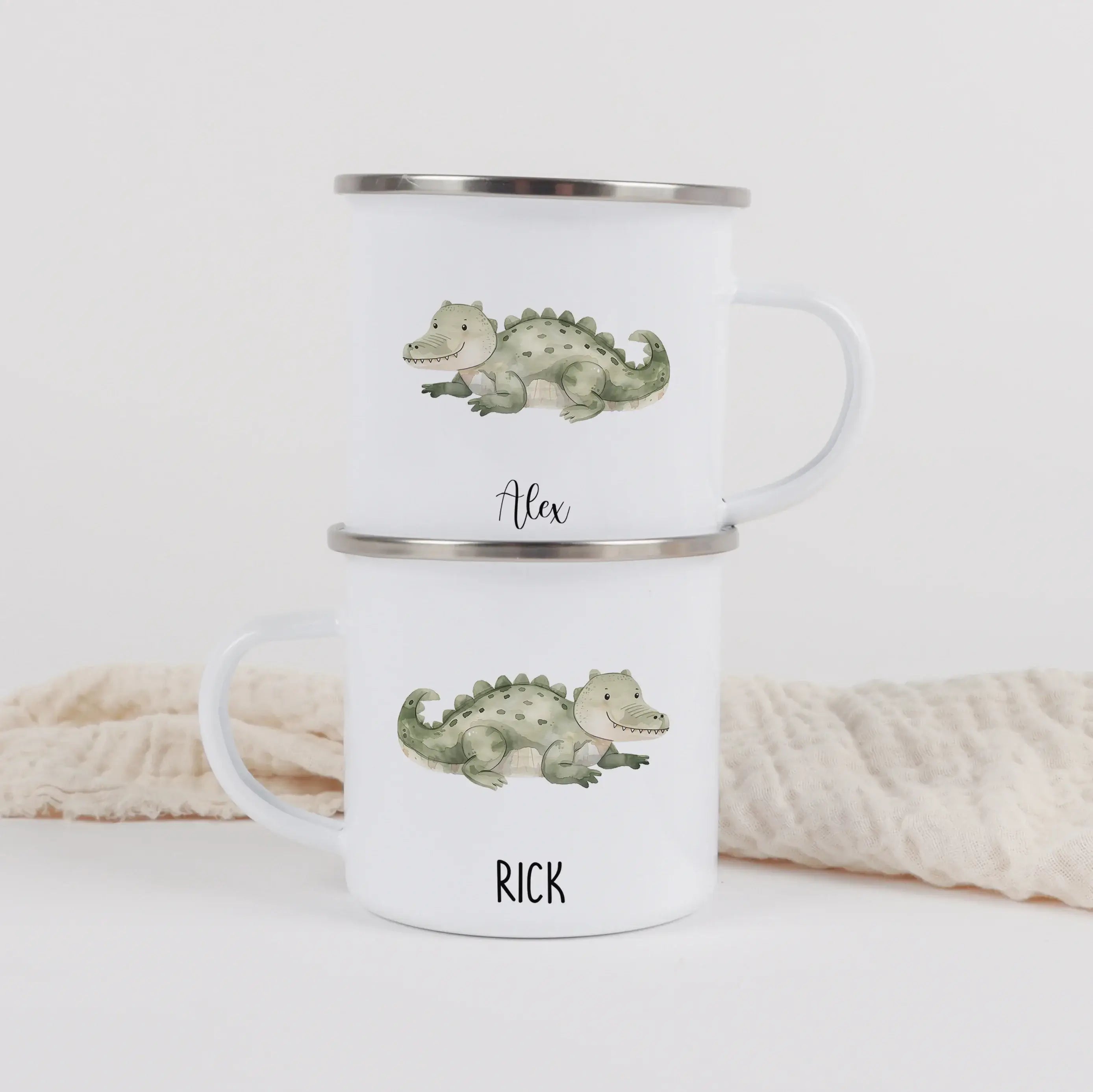 Emaille Tasse Krokodil-Emaille Tasse-famprints-Die Emaille Tasse Krokodil von famprints ist genau richtig, wenn du ein personalisiertes Geschenk suchst, das im Alltag genutzt wird und trotzdem etwas Besonderes ist. Das liebevoll illustrierte Krokodil-Moti