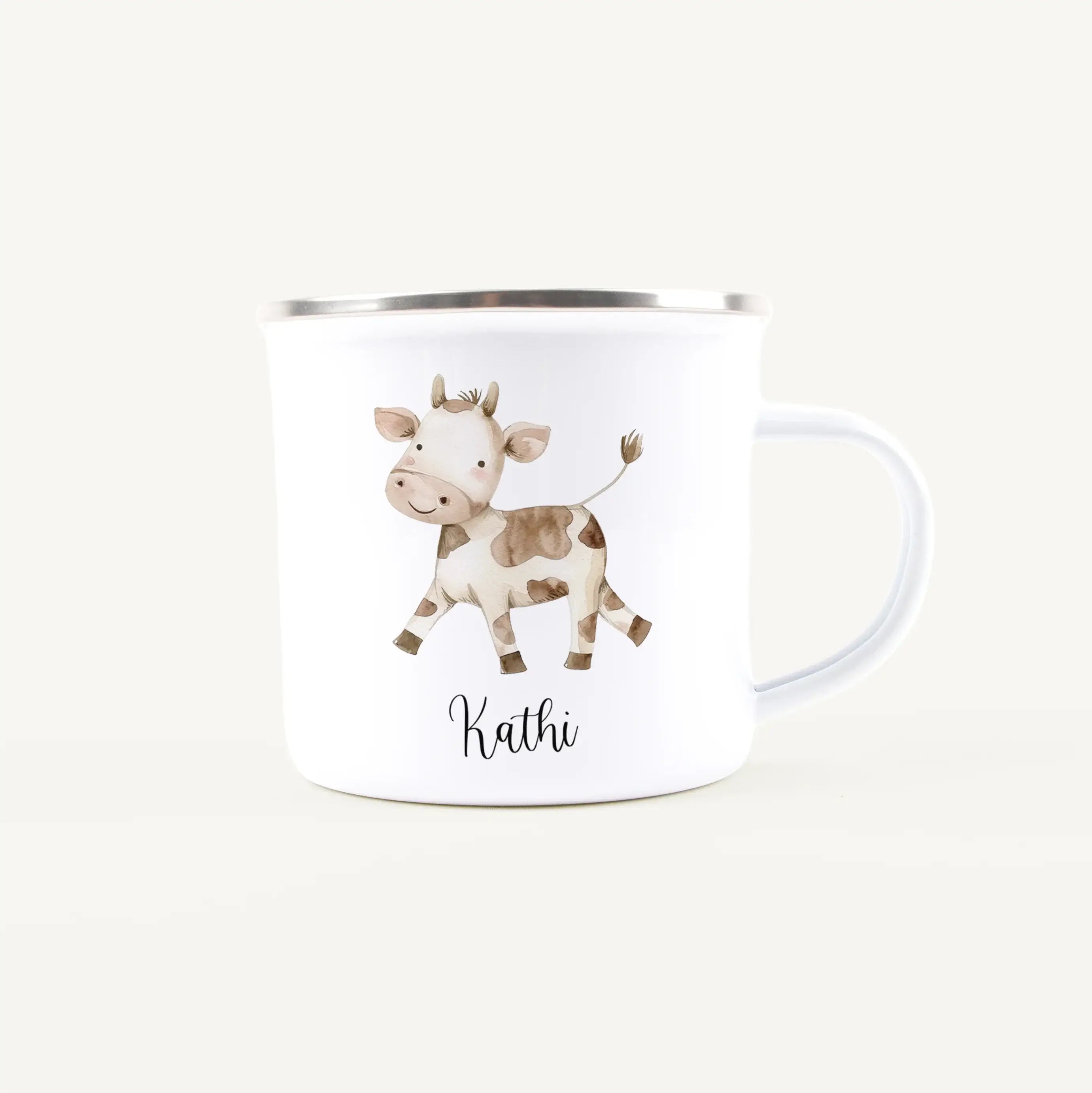 Emaille Tasse Kuh-Emaille Tasse-famprints-Die Emaille Tasse Kuh von famprints verbindet liebevolles Design mit persönlichen Erinnerungsmomenten. Die freundlich gezeichnete Kuh im Aquarellstil macht die Tasse zu einem charmanten Begleiter für Kinder und Er