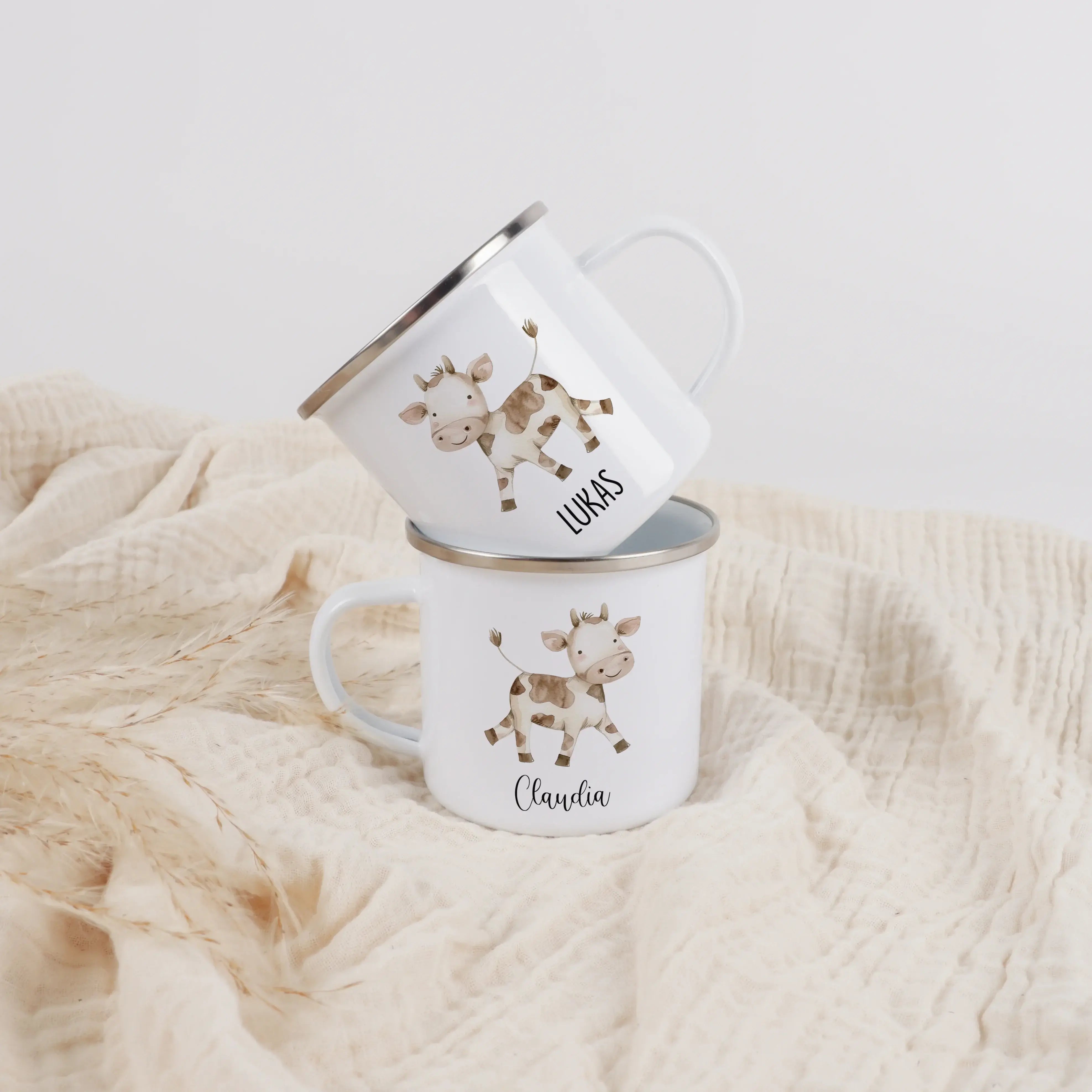 Emaille Tasse Kuh-Emaille Tasse-famprints-Die Emaille Tasse Kuh von famprints verbindet liebevolles Design mit persönlichen Erinnerungsmomenten. Die freundlich gezeichnete Kuh im Aquarellstil macht die Tasse zu einem charmanten Begleiter für Kinder und Er