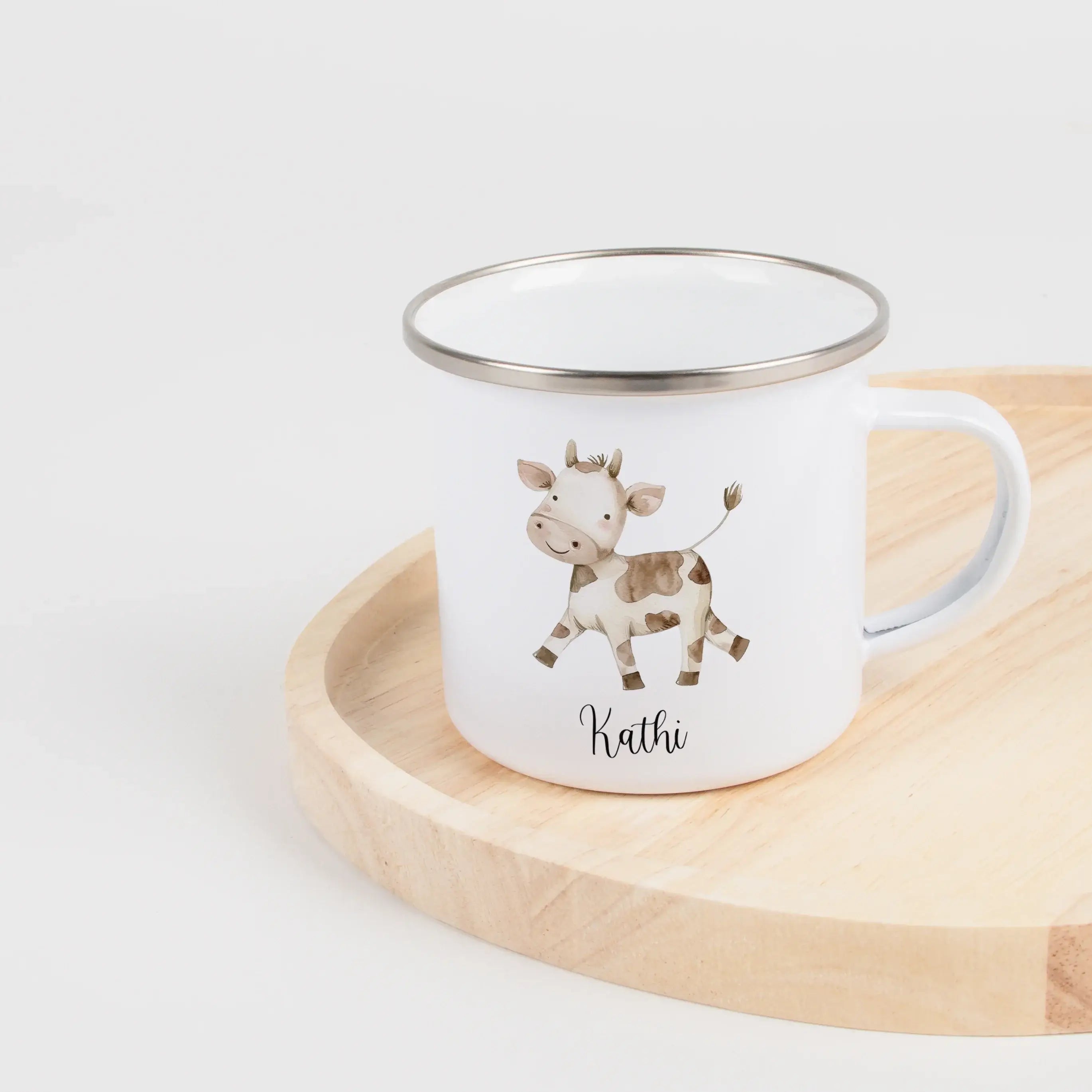 Emaille Tasse Kuh-Emaille Tasse-famprints-Die Emaille Tasse Kuh von famprints verbindet liebevolles Design mit persönlichen Erinnerungsmomenten. Die freundlich gezeichnete Kuh im Aquarellstil macht die Tasse zu einem charmanten Begleiter für Kinder und Er