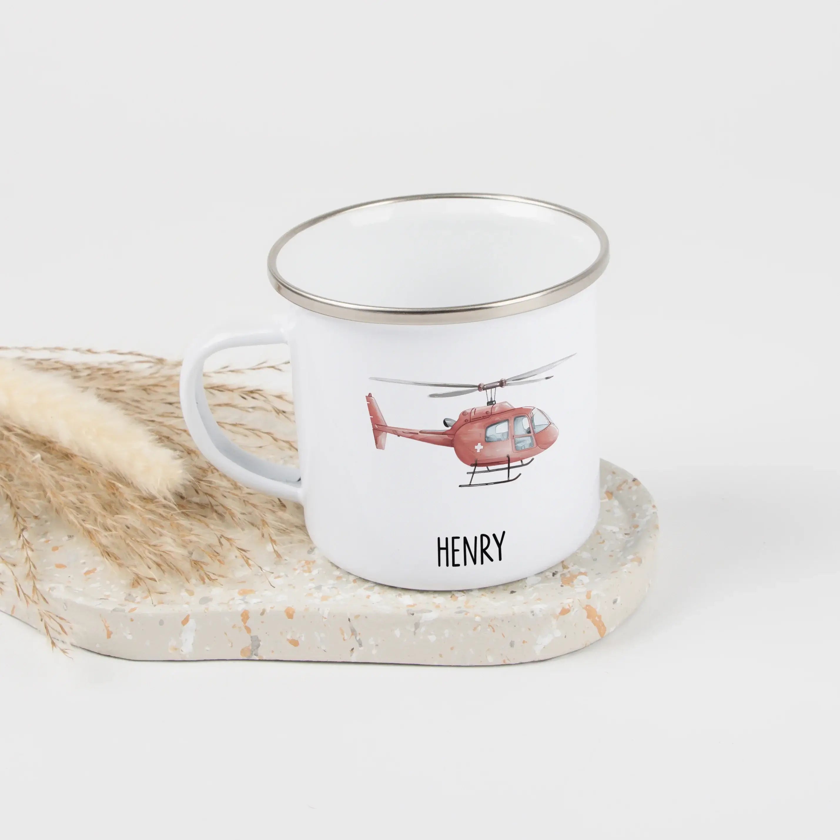 Emaille Tasse Hubschrauber-Emaille Tasse-famprints-Die Emaille Tasse Hubschrauber von famprints verbindet liebevolles Design mit einer persönlichen Note, die Kinder im Alltag begleitet. Das detailreiche Hubschrauber-Motiv in weichen Aquarellfarben weckt s
