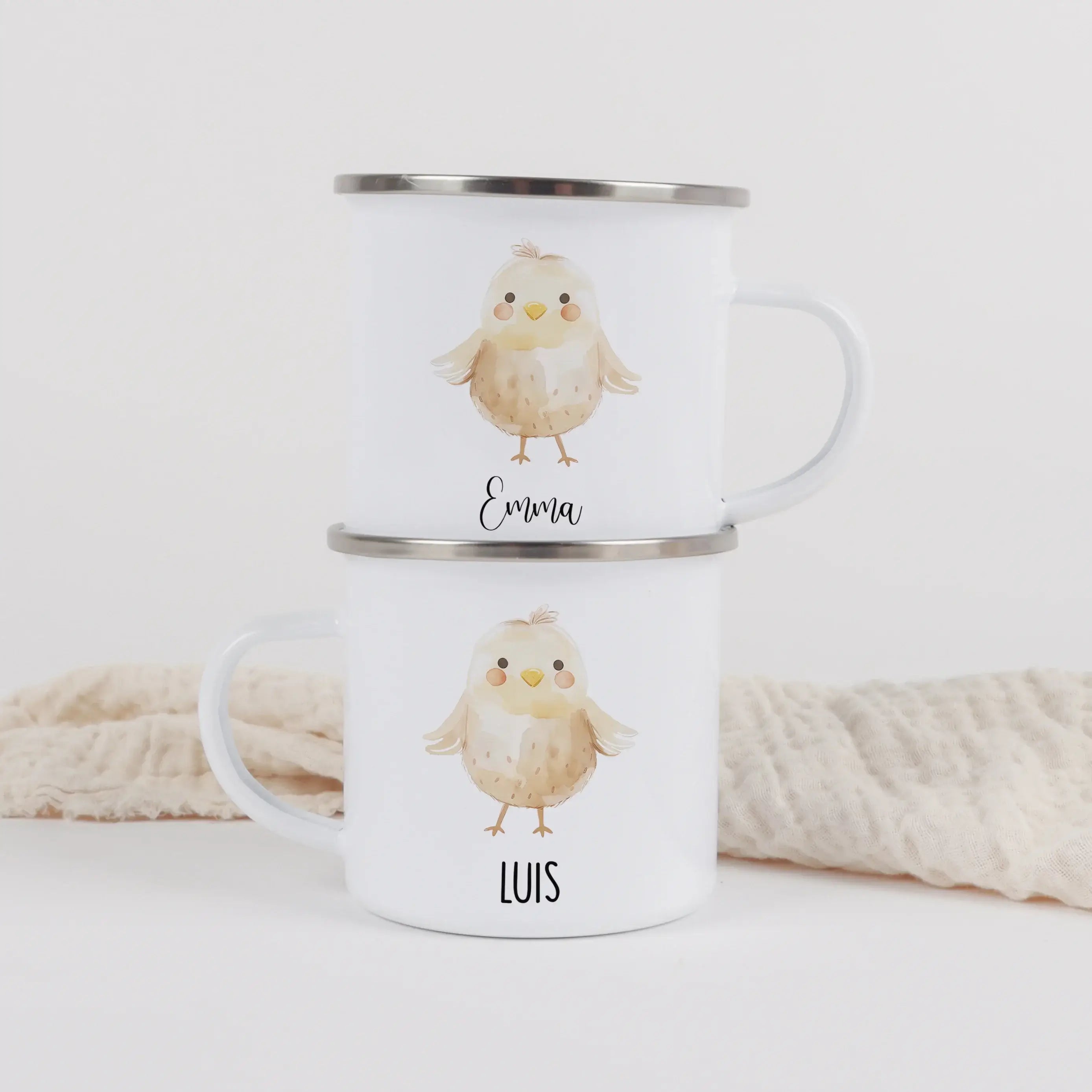 Emaille Tasse Küken-Emaille Tasse-famprints-Die Emaille Tasse Küken von famprints ist ein liebevoll gestalteter Emaillebecher für Kinder und Familien, die personalisierte Geschenke mit Bedeutung suchen. Das niedliche Kükenmotiv im sanften Aquarellstil mac