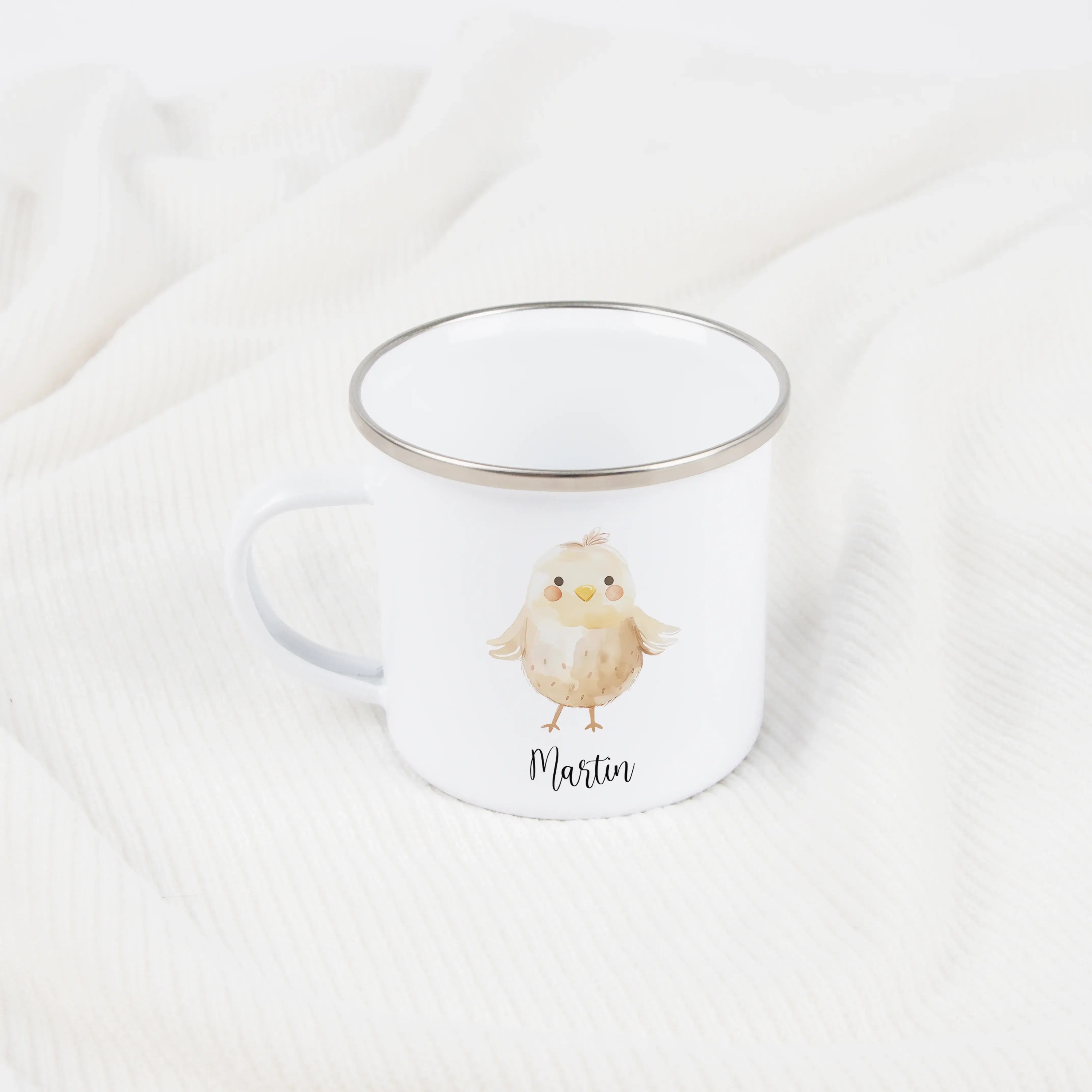 Emaille Tasse Küken-Emaille Tasse-famprints-Die Emaille Tasse Küken von famprints ist ein liebevoll gestalteter Emaillebecher für Kinder und Familien, die personalisierte Geschenke mit Bedeutung suchen. Das niedliche Kükenmotiv im sanften Aquarellstil mac