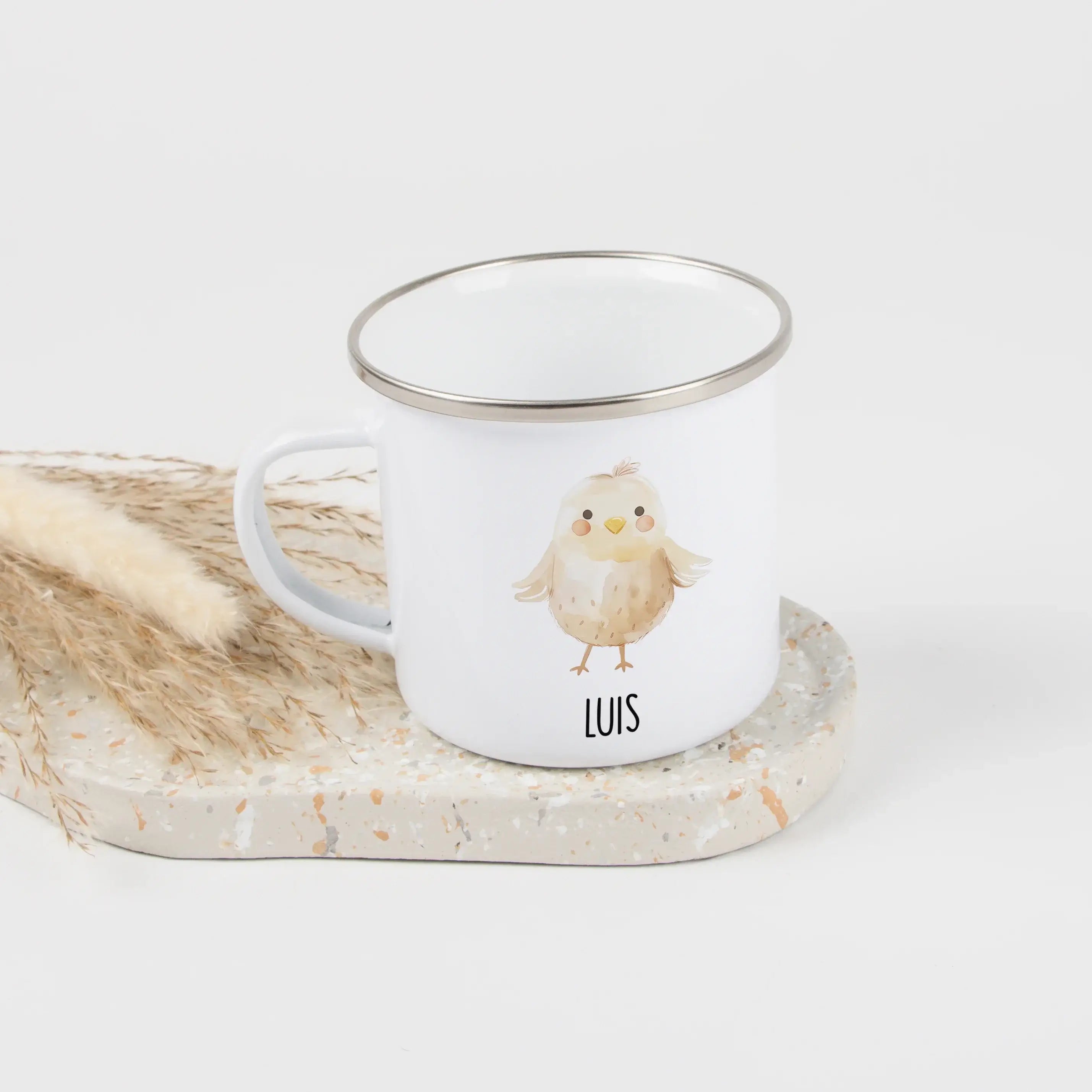 Emaille Tasse Küken-Emaille Tasse-famprints-Die Emaille Tasse Küken von famprints ist ein liebevoll gestalteter Emaillebecher für Kinder und Familien, die personalisierte Geschenke mit Bedeutung suchen. Das niedliche Kükenmotiv im sanften Aquarellstil mac
