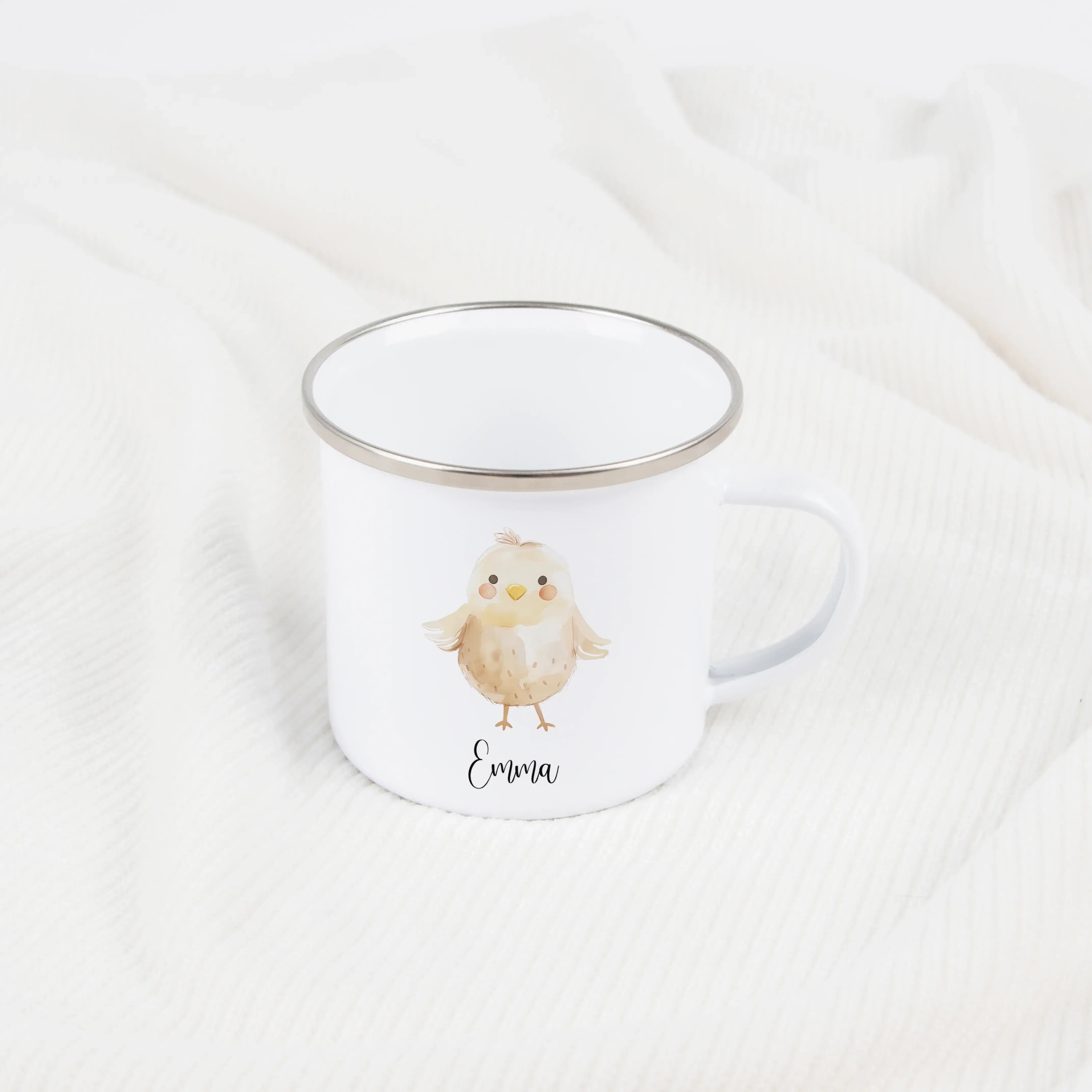 Emaille Tasse Küken-Emaille Tasse-famprints-Die Emaille Tasse Küken von famprints ist ein liebevoll gestalteter Emaillebecher für Kinder und Familien, die personalisierte Geschenke mit Bedeutung suchen. Das niedliche Kükenmotiv im sanften Aquarellstil mac
