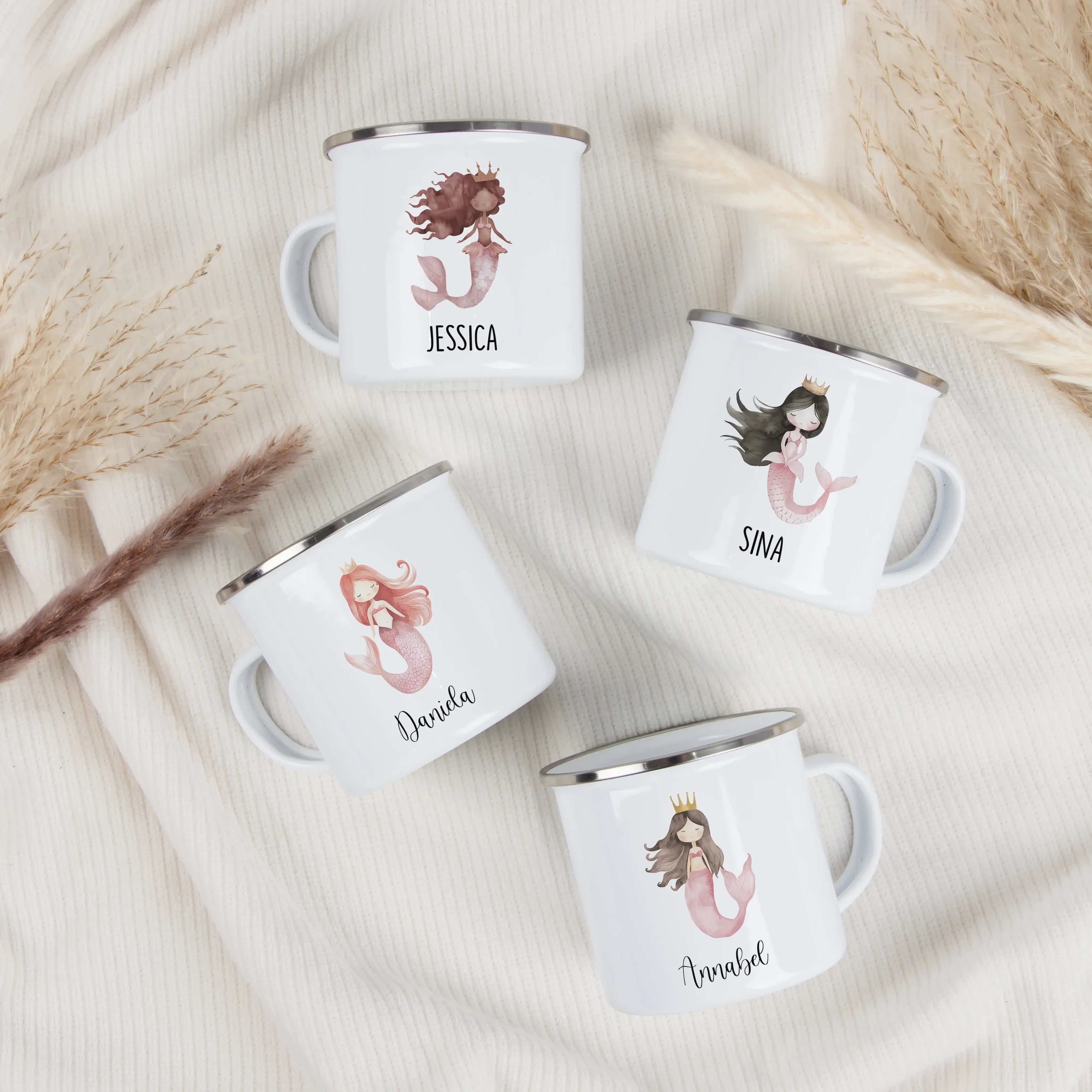 Emaille Tasse Meerjungfrau rosa-Emaille Tasse-famprints-Die Emaille Tasse Meerjungfrau rosa bringt Magie an den Frühstückstisch und verwandelt jeden Schluck in einen kleinen Moment voller Fantasie. Das zarte Rosa, kombiniert mit liebevoll gestalteten Meer