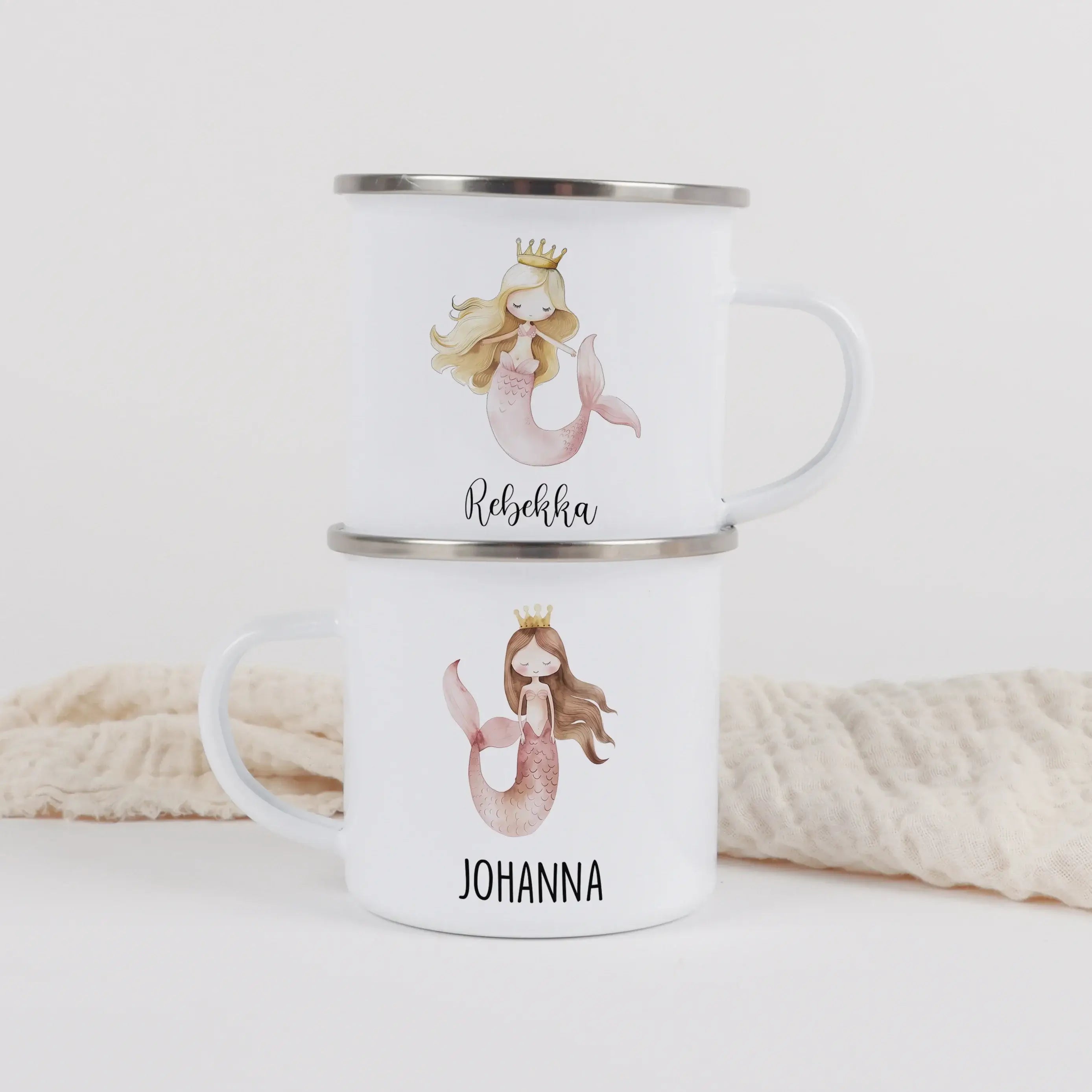 Emaille Tasse Meerjungfrau rosa-Emaille Tasse-famprints-Die Emaille Tasse Meerjungfrau rosa bringt Magie an den Frühstückstisch und verwandelt jeden Schluck in einen kleinen Moment voller Fantasie. Das zarte Rosa, kombiniert mit liebevoll gestalteten Meer