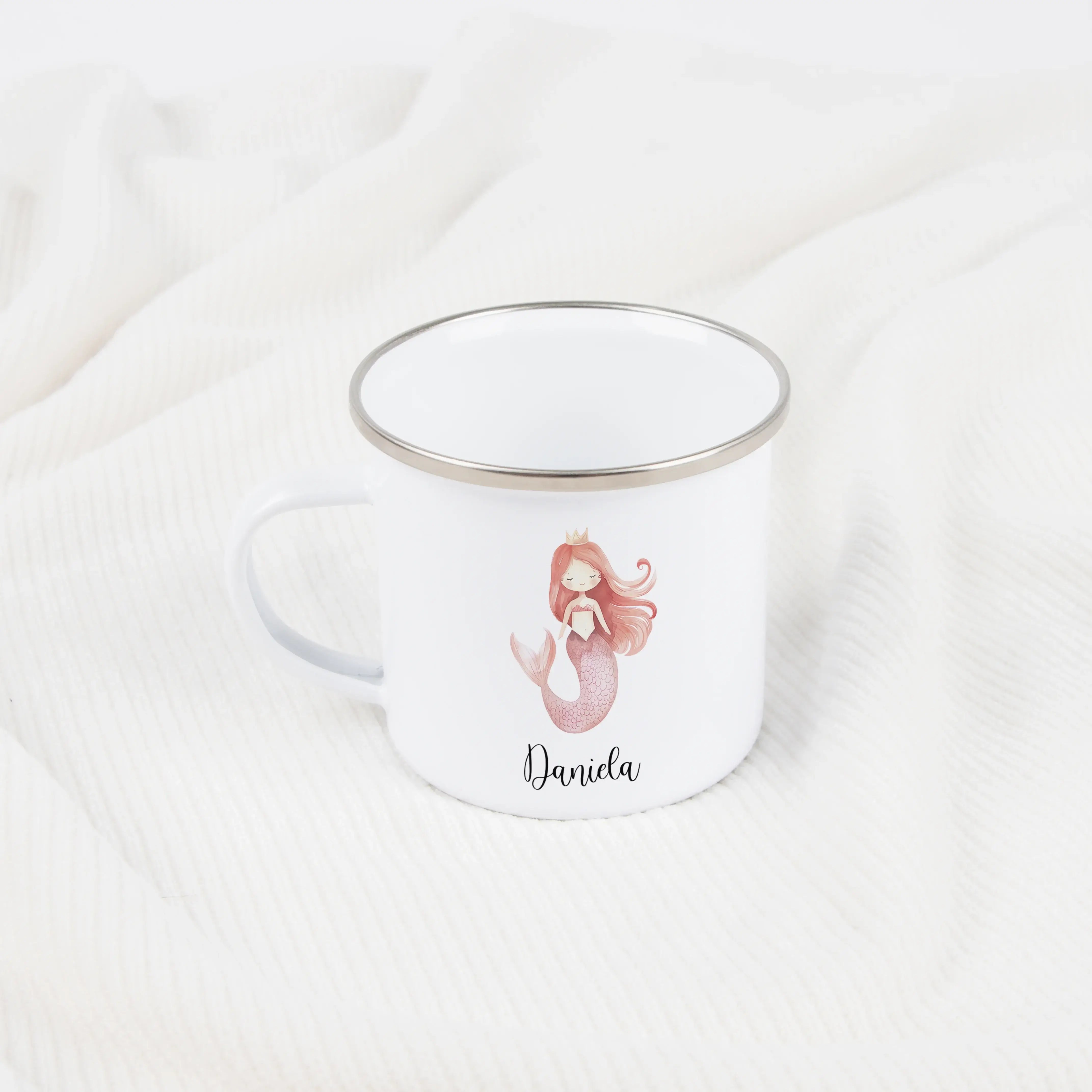 Emaille Tasse Meerjungfrau rosa-Emaille Tasse-famprints-Die Emaille Tasse Meerjungfrau rosa bringt Magie an den Frühstückstisch und verwandelt jeden Schluck in einen kleinen Moment voller Fantasie. Das zarte Rosa, kombiniert mit liebevoll gestalteten Meer