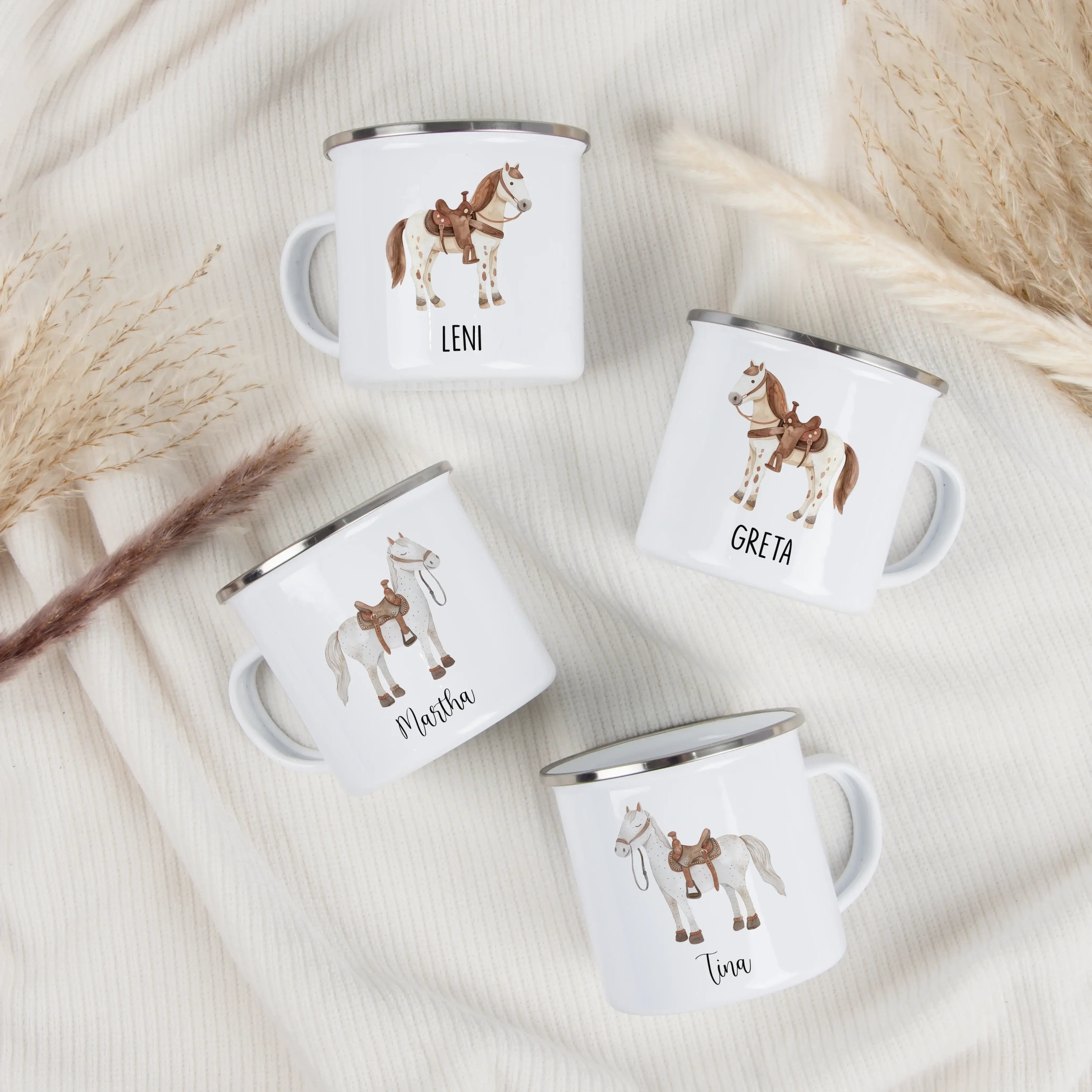 Emaille Tasse Pferd-Emaille Tasse-famprints-Entdecke die zauberhafte Emaille Tasse mit einem süßen Pferd, die nicht nur praktisch ist, sondern auch ein Stückchen Freude in den Alltag deines Kindes bringt. Diese personalisierte Tasse wird mit Liebe für dic