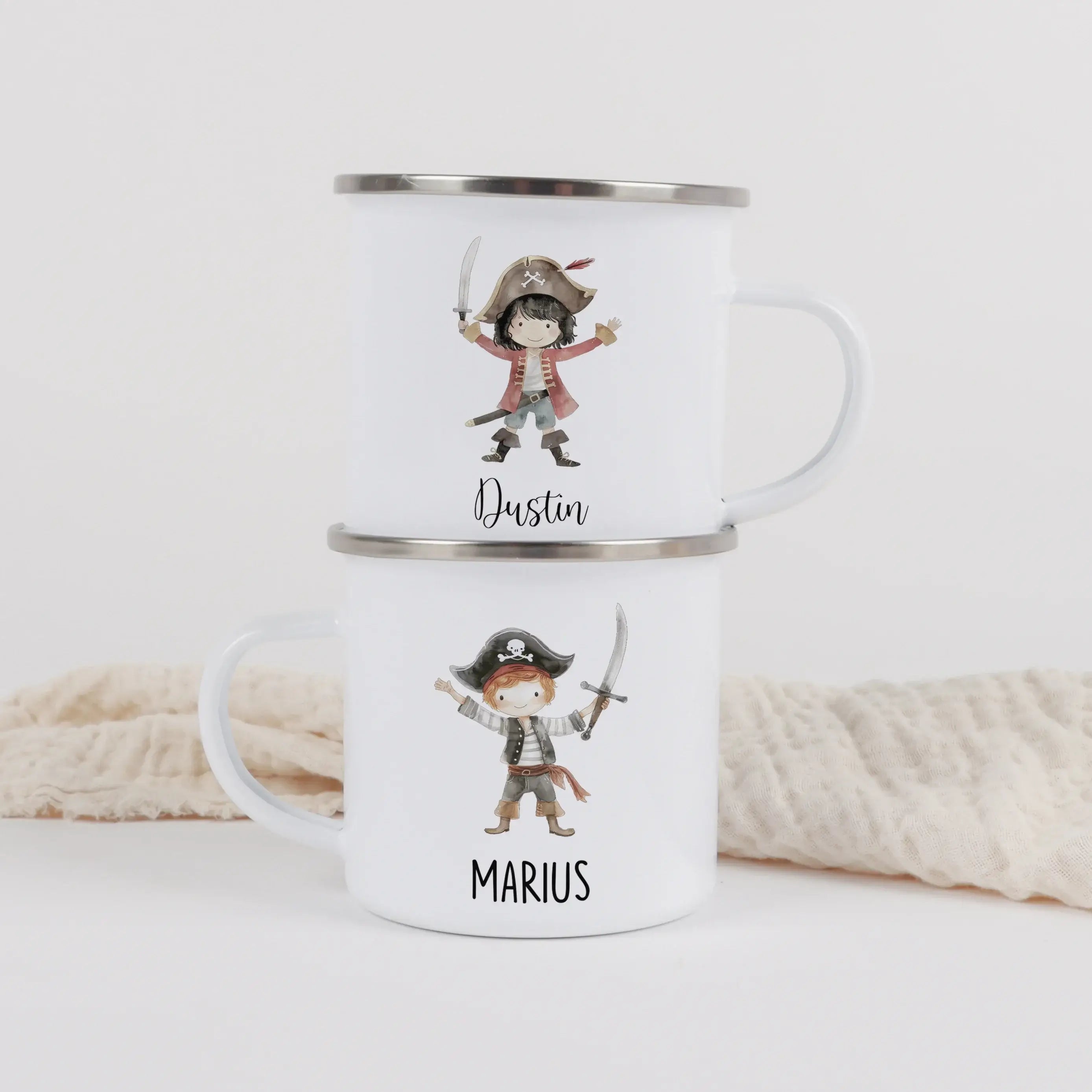 Emaille Tasse Pirat-Emaille Tasse-famprints-Die Emaille Tasse Pirat von famprints macht jeden Schluck zu einem kleinen Abenteuer und wird dank deiner Personalisierung zu einem echten Lieblingsstück. Das fröhliche Piratenmotiv in Aquarell-Optik weckt Entde
