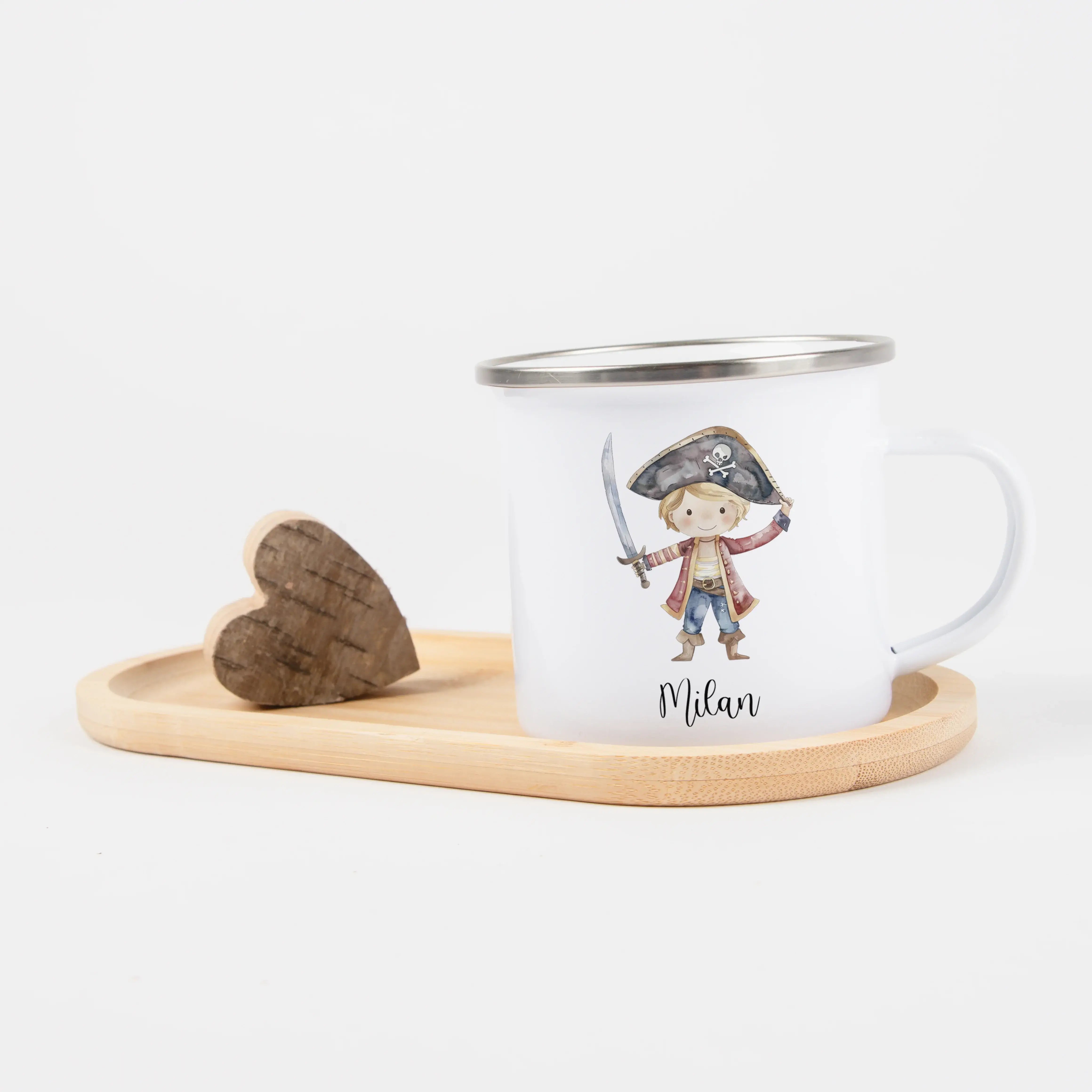 Emaille Tasse Pirat-Emaille Tasse-famprints-Die Emaille Tasse Pirat von famprints macht jeden Schluck zu einem kleinen Abenteuer und wird dank deiner Personalisierung zu einem echten Lieblingsstück. Das fröhliche Piratenmotiv in Aquarell-Optik weckt Entde