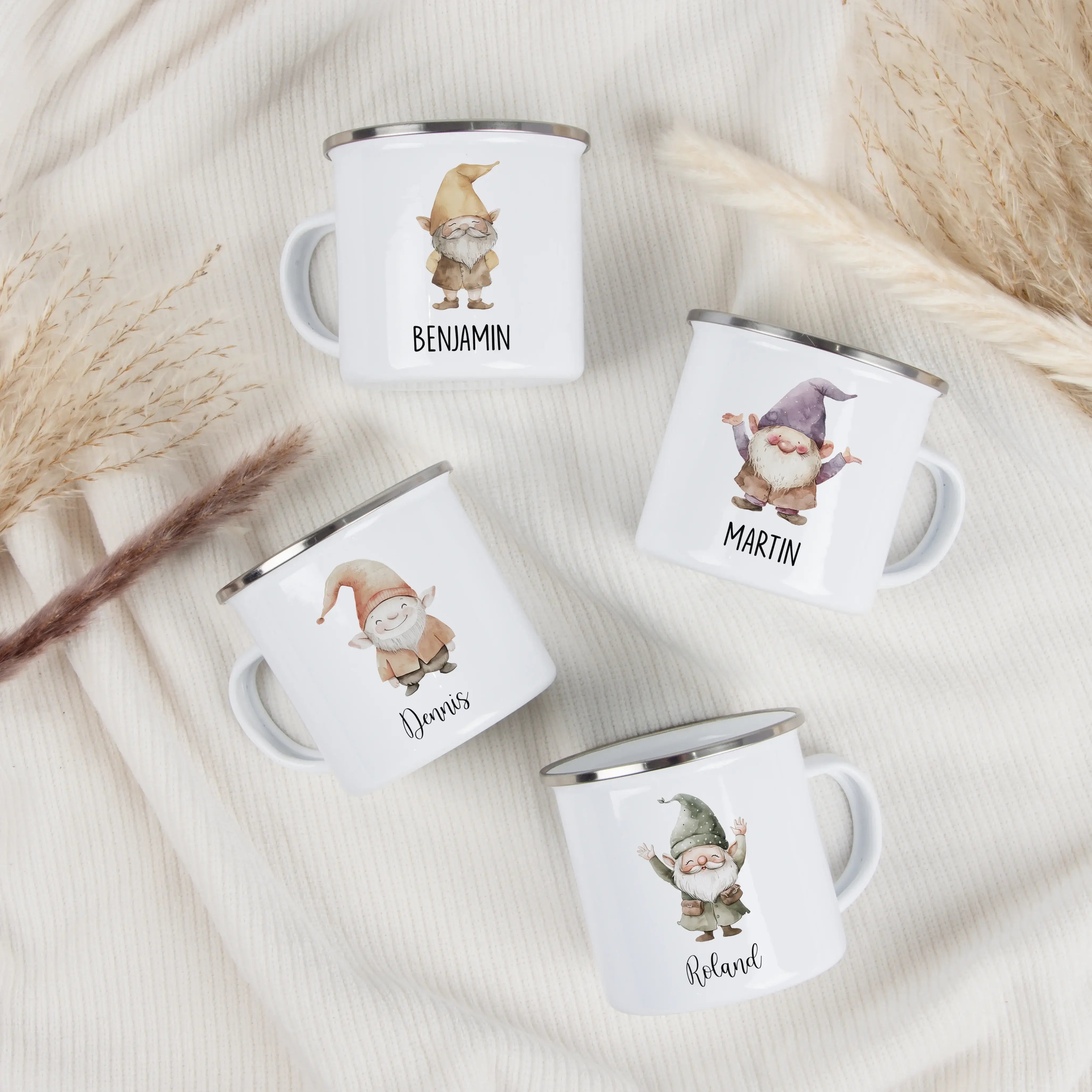 Emaille Tasse Wichtel-Emaille Tasse-famprints-Die Emaille Tasse Wichtel von famprints ist eine liebevoll gestaltete Geschenkidee für die Weihnachtszeit und darüber hinaus. Mit einem personalisierten Namen wird jede Tasse zu einem echten Einzelstück, das K