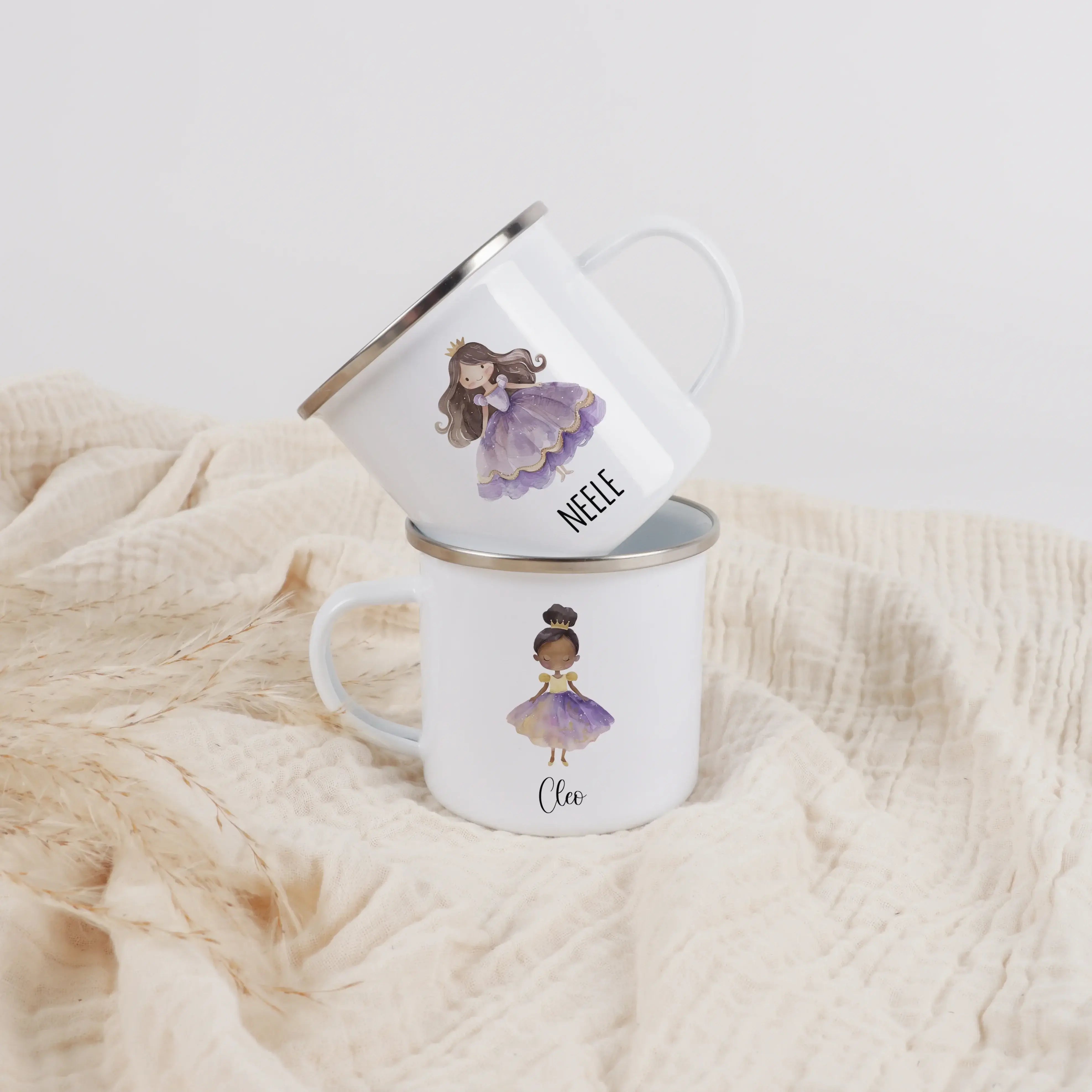 Emaille Tasse Prinzessin-Emaille Tasse-famprints-Die Emaille Tasse Prinzessin von famprints verbindet personalisierte Gestaltung mit liebevollen Motiven, die Kindern ein besonderes Gefühl im Alltag schenken. Jedes Design entsteht in unserem eigenen Drucks