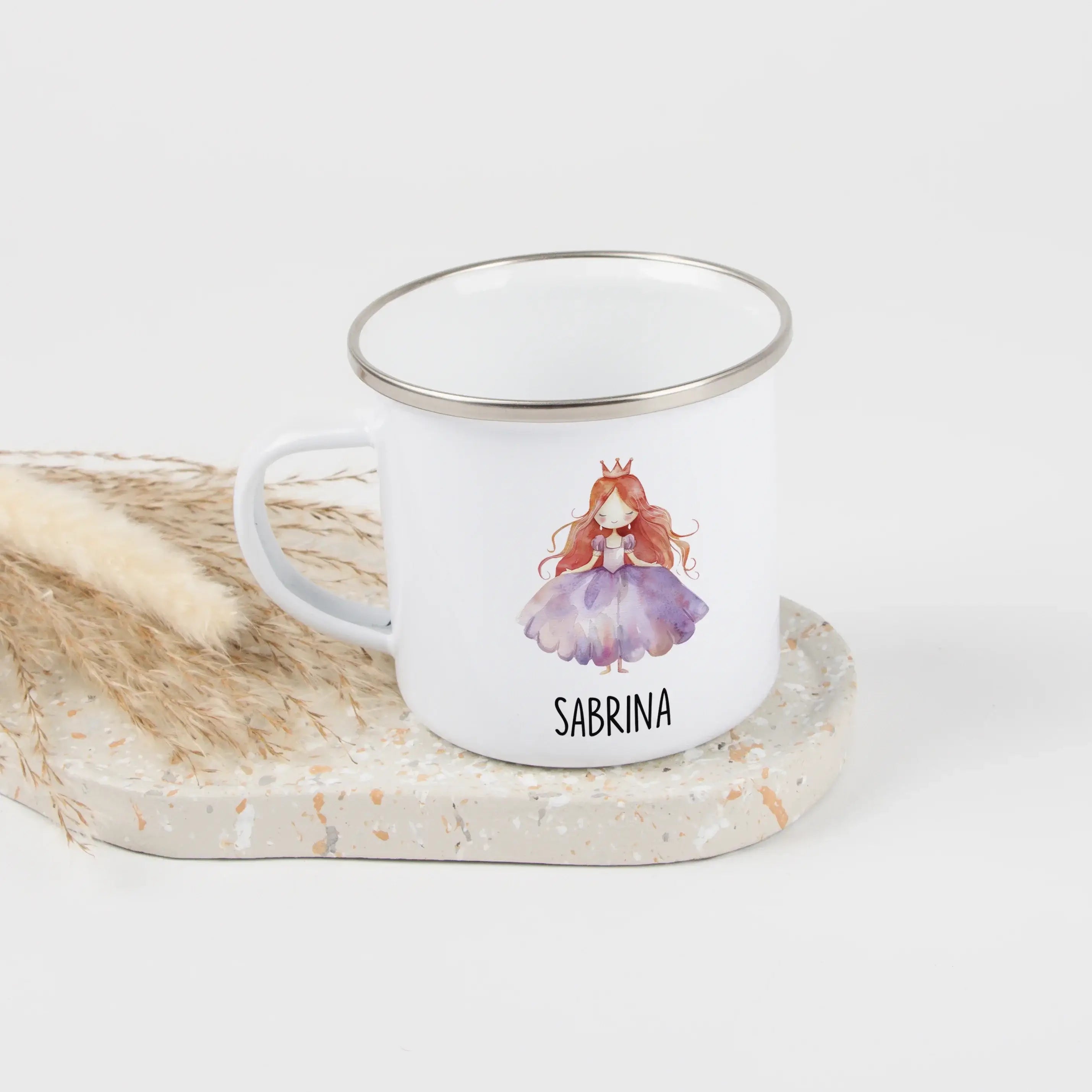 Emaille Tasse Prinzessin-Emaille Tasse-famprints-Die Emaille Tasse Prinzessin von famprints verbindet personalisierte Gestaltung mit liebevollen Motiven, die Kindern ein besonderes Gefühl im Alltag schenken. Jedes Design entsteht in unserem eigenen Drucks
