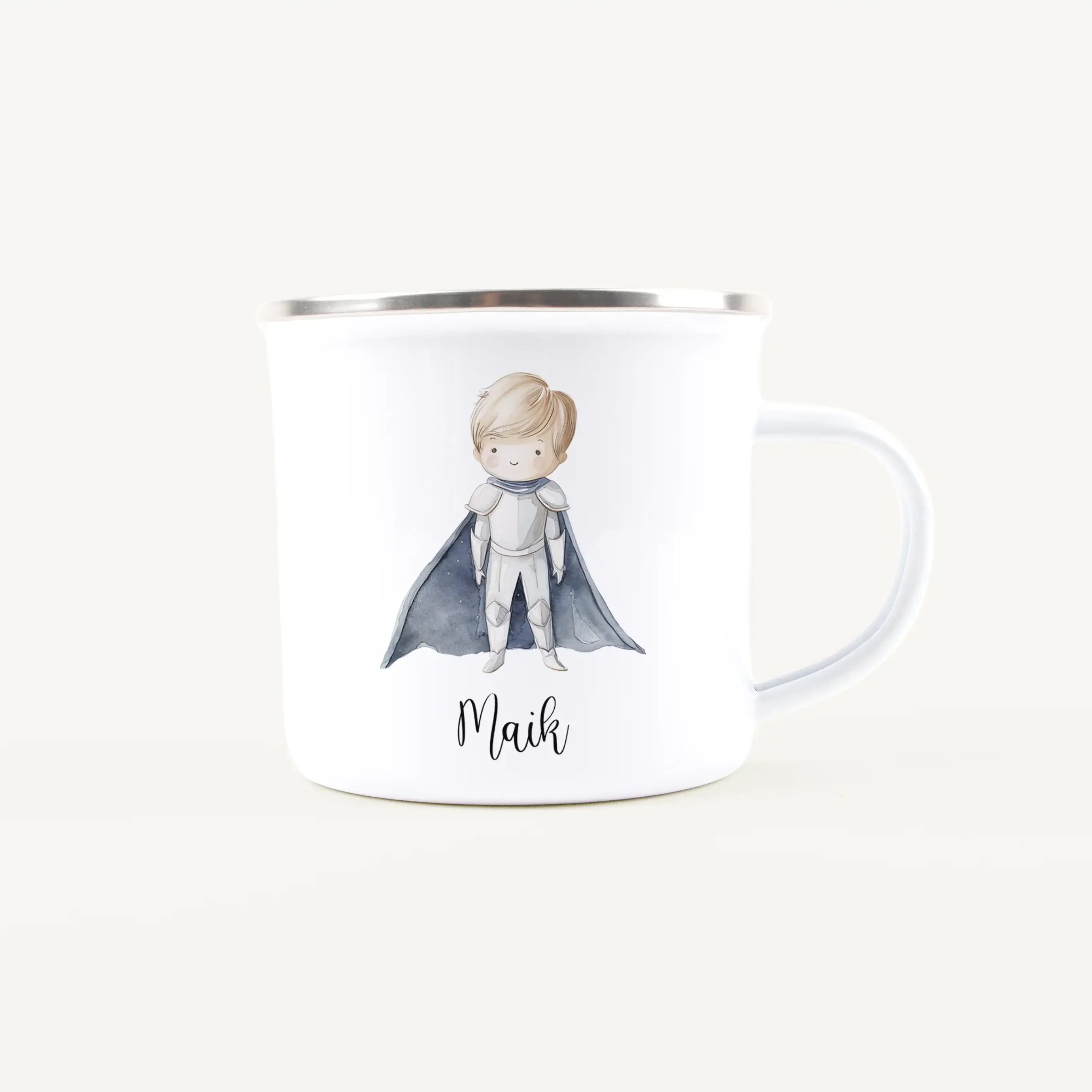 Emaille Tasse Ritter-Emaille Tasse-famprints-Die Emaille Tasse Ritter von famprints macht aus jedem Getränk einen kleinen Abenteuermoment. Dein Kind taucht mit seinem eigenen Namen in eine Welt voller mutiger Helden, farbenfroher Illustrationen und spiele