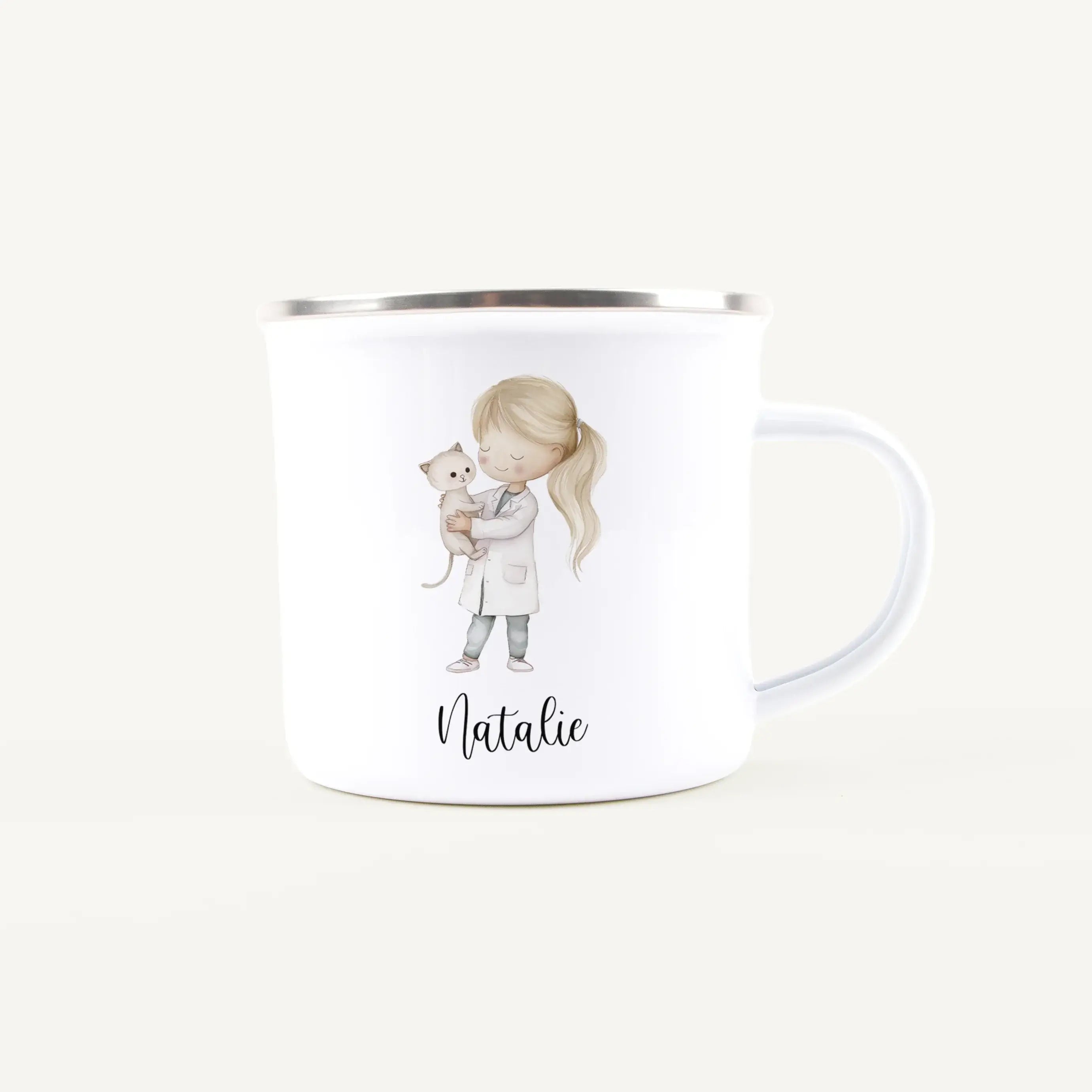 Emaille Tasse Tierärztin-Emaille Tasse-famprints-Die Emaille Tasse Tierärztin von famprints ist genau das Richtige, wenn du ein persönliches Geschenk suchst, das im Alltag wirklich genutzt wird. Ob für kleine Tierfreundinnen, angehende Tierärztinnen oder