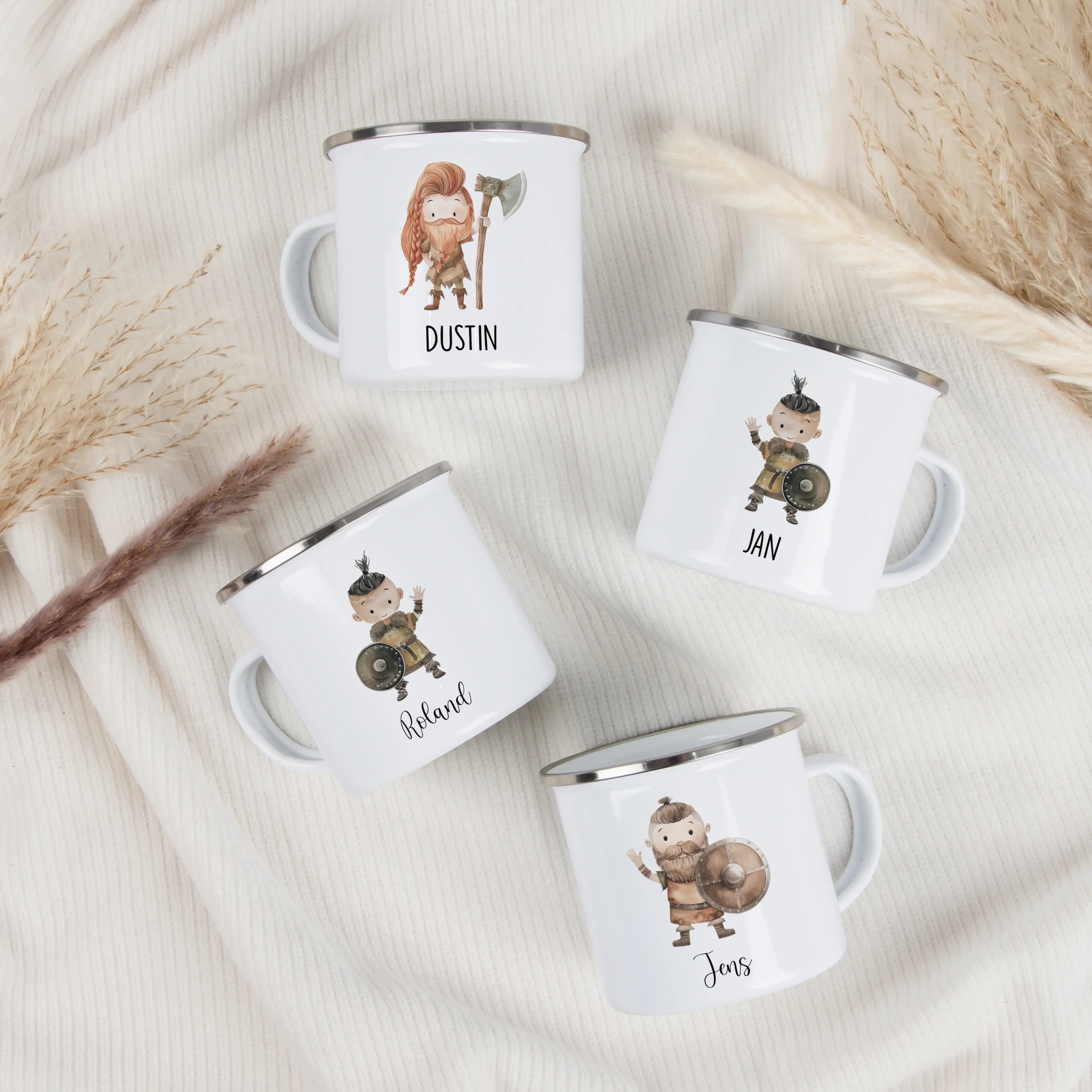 Emaille Tasse Wikinger-Emaille Tasse-famprints-Die Emaille Tasse Wikinger von famprints macht jeden Schluck für kleine Abenteurer zu einem besonderen Moment. Das liebevoll illustrierte Wikinger Motiv, inspiriert von nordischen Geschichten, spricht Kinder