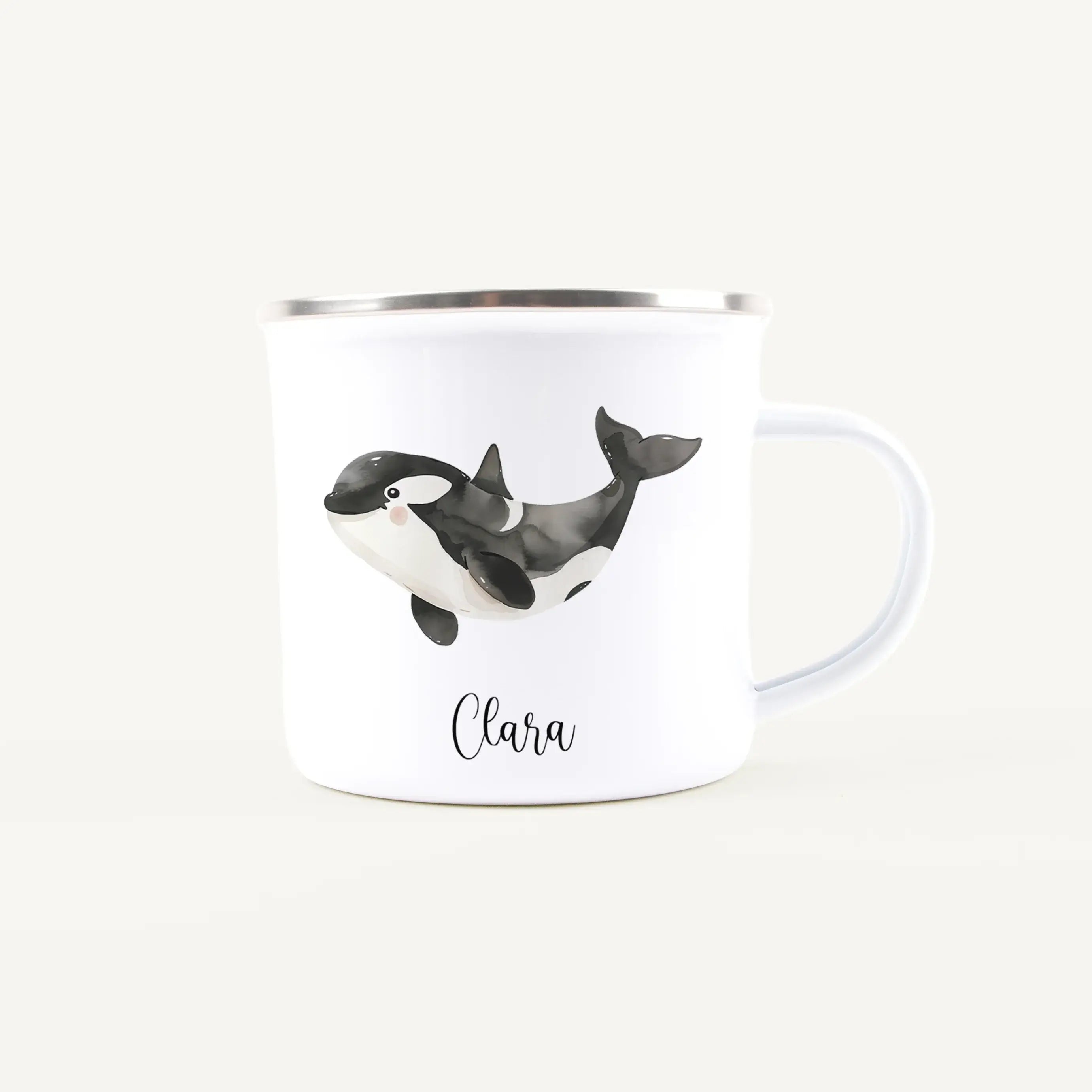 Emaille Tasse Orca-Emaille Tasse-famprints-Die Emaille Tasse Orca von famprints bringt kleinen Entdeckern ein Stück Meer in den Alltag. Der liebevoll illustrierte Orca in sanfter Aquarelloptik verwandelt jeden Schluck Kakao oder Saft in einen besonderen M