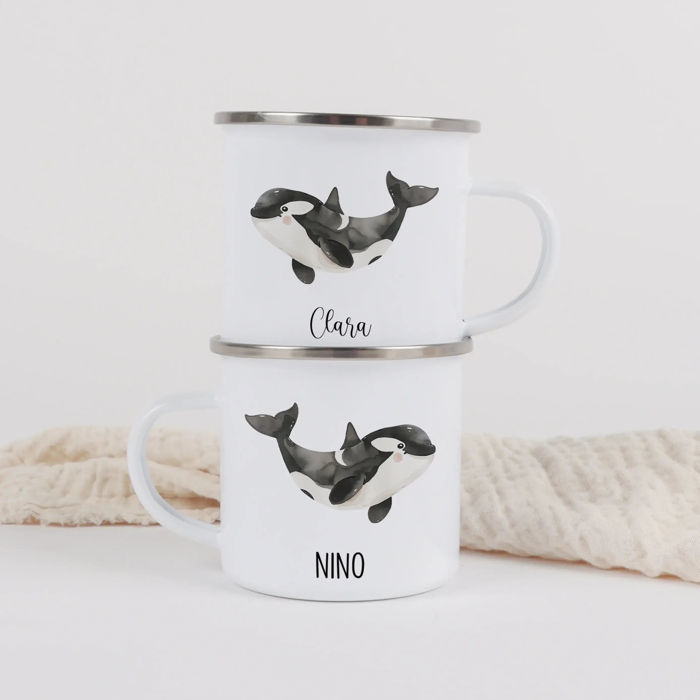 Emaille Tasse Orca-Emaille Tasse-famprints-Die Emaille Tasse Orca von famprints bringt kleinen Entdeckern ein Stück Meer in den Alltag. Der liebevoll illustrierte Orca in sanfter Aquarelloptik verwandelt jeden Schluck Kakao oder Saft in einen besonderen M