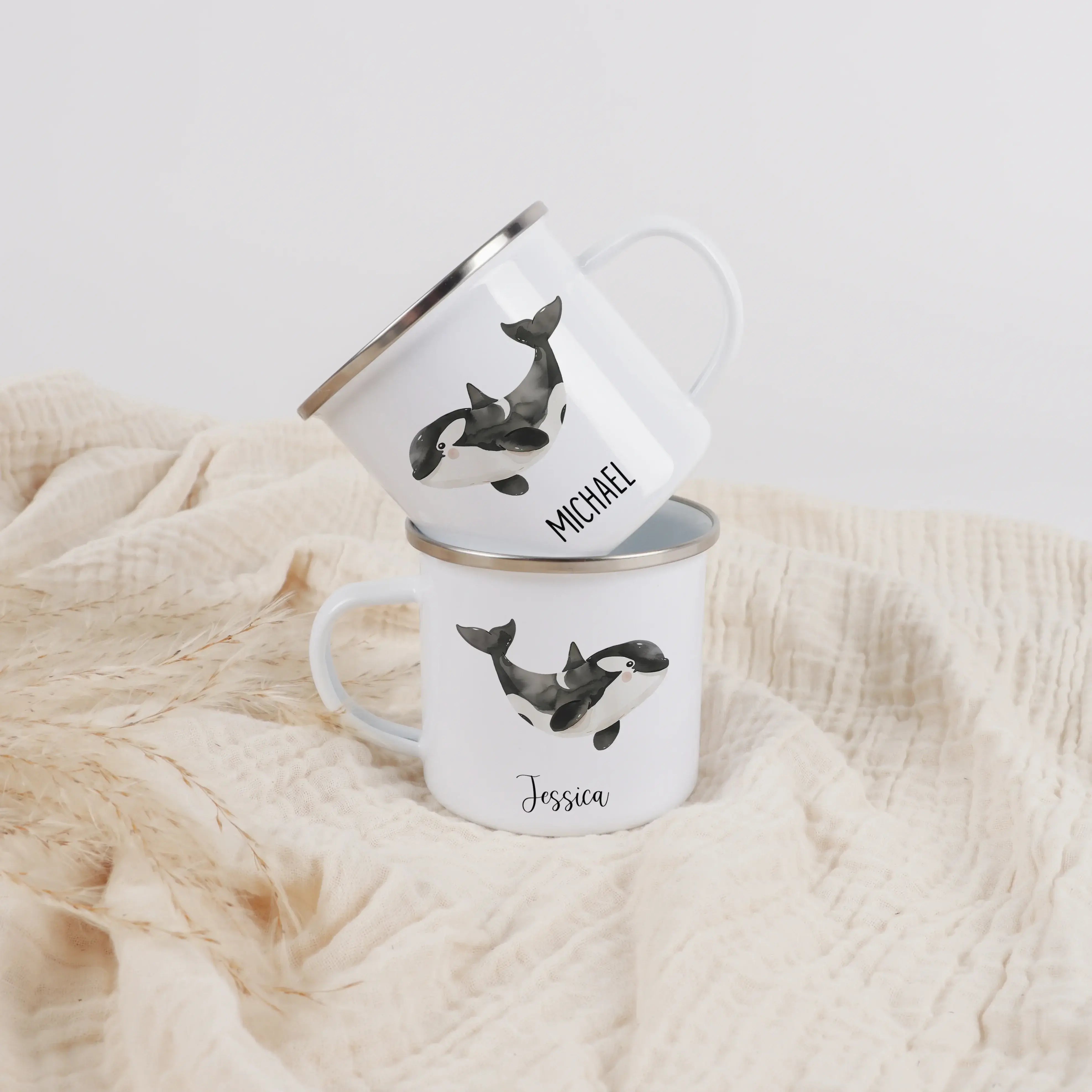 Emaille Tasse Orca-Emaille Tasse-famprints-Die Emaille Tasse Orca von famprints bringt kleinen Entdeckern ein Stück Meer in den Alltag. Der liebevoll illustrierte Orca in sanfter Aquarelloptik verwandelt jeden Schluck Kakao oder Saft in einen besonderen M