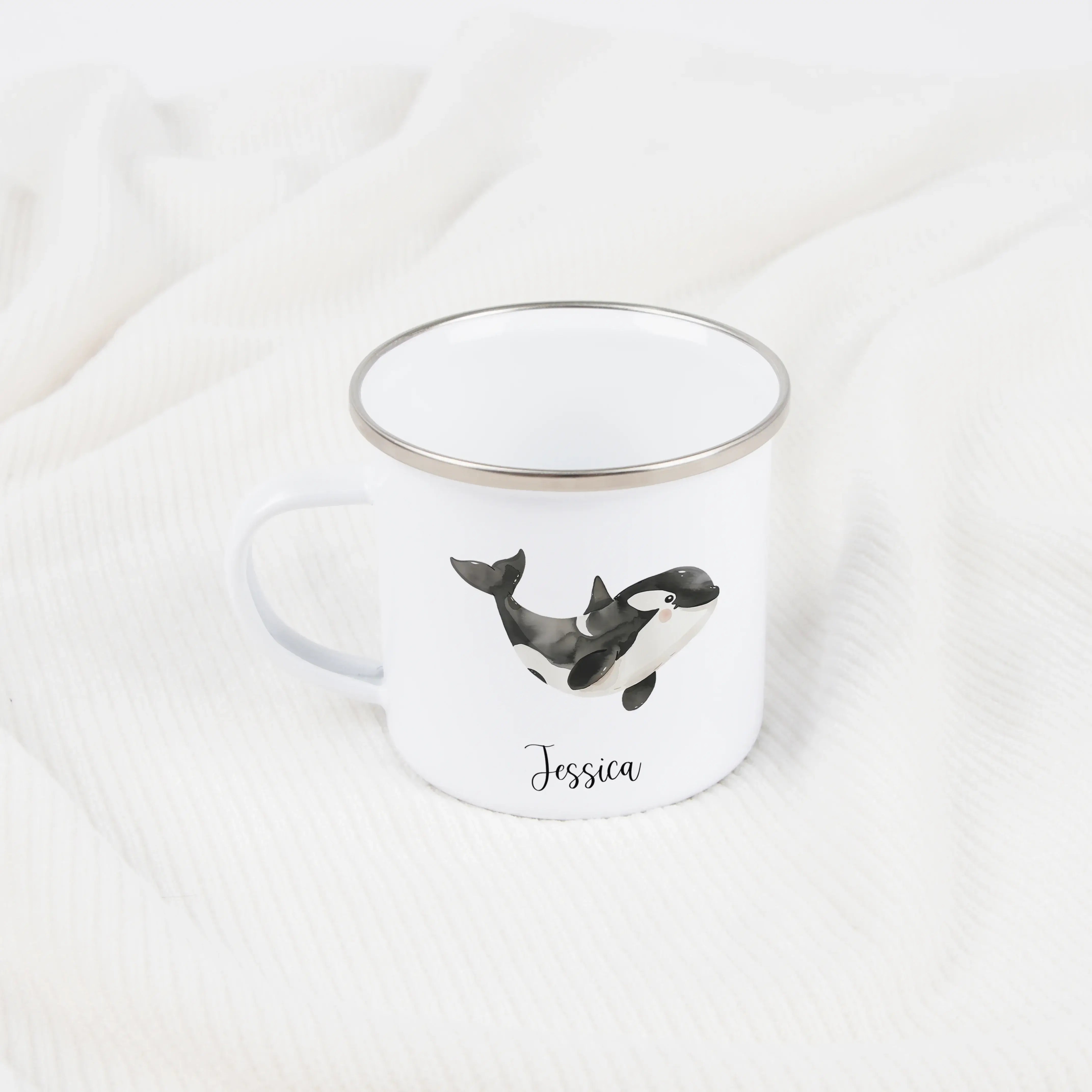 Emaille Tasse Orca-Emaille Tasse-famprints-Die Emaille Tasse Orca von famprints bringt kleinen Entdeckern ein Stück Meer in den Alltag. Der liebevoll illustrierte Orca in sanfter Aquarelloptik verwandelt jeden Schluck Kakao oder Saft in einen besonderen M