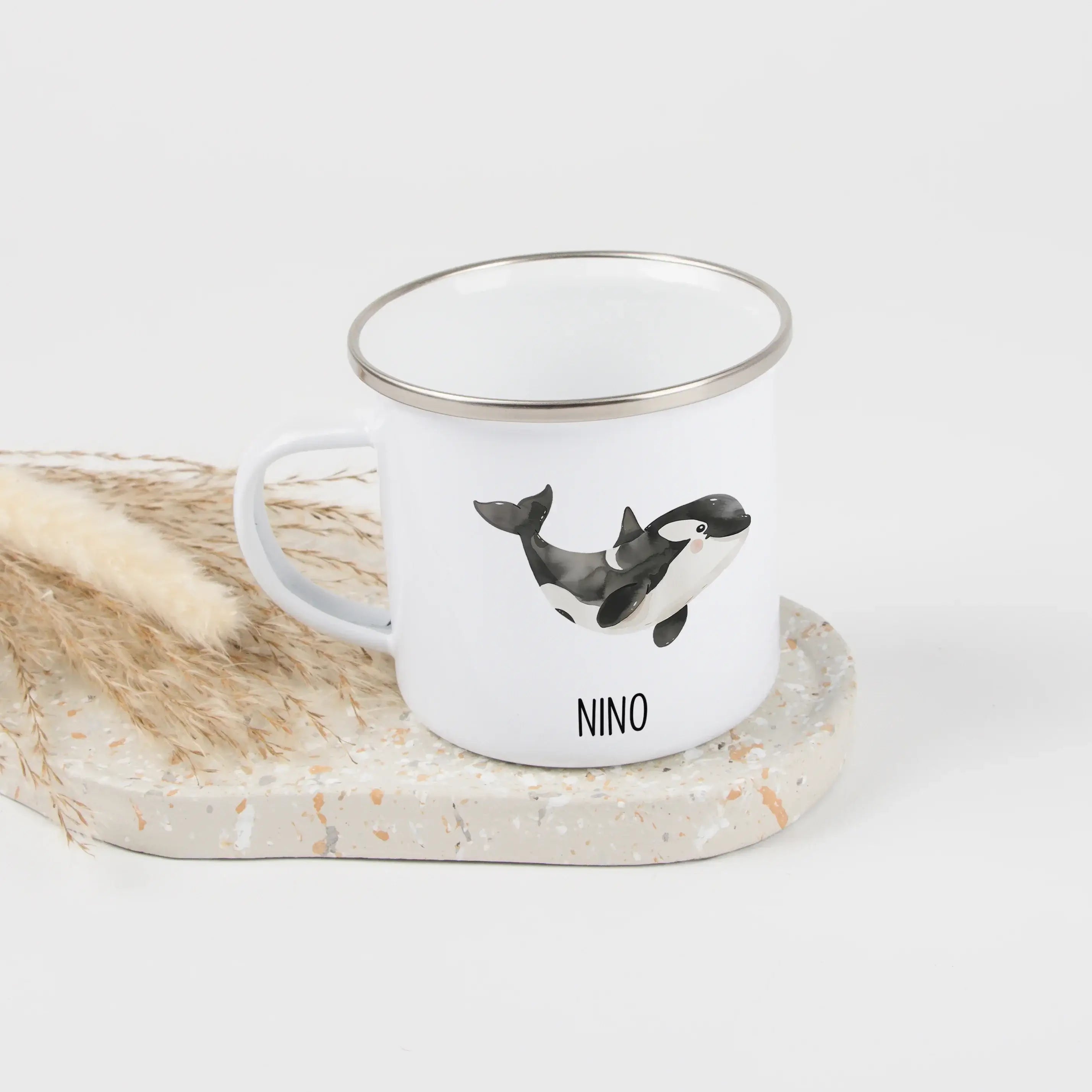 Emaille Tasse Orca-Emaille Tasse-famprints-Die Emaille Tasse Orca von famprints bringt kleinen Entdeckern ein Stück Meer in den Alltag. Der liebevoll illustrierte Orca in sanfter Aquarelloptik verwandelt jeden Schluck Kakao oder Saft in einen besonderen M