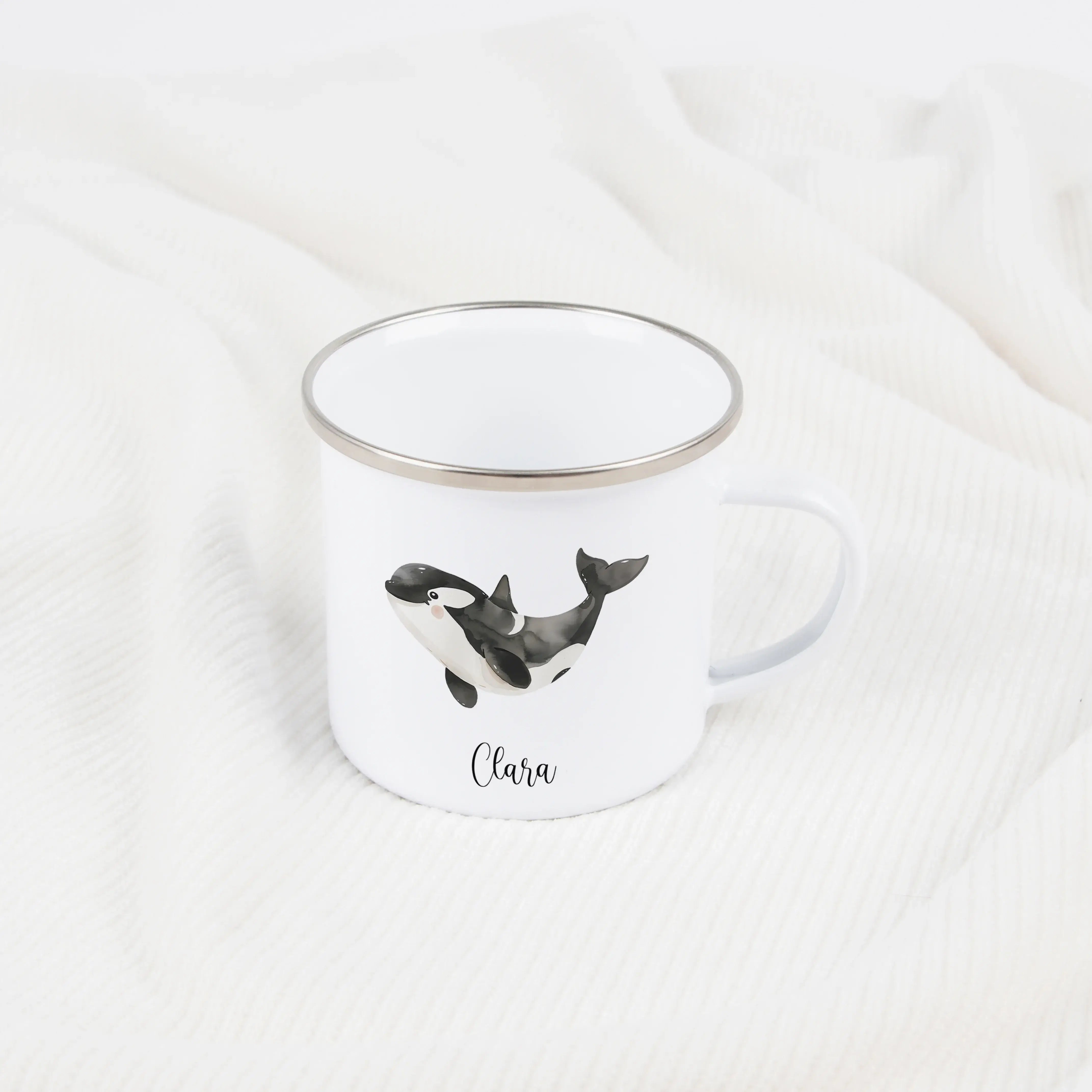 Emaille Tasse Orca-Emaille Tasse-famprints-Die Emaille Tasse Orca von famprints bringt kleinen Entdeckern ein Stück Meer in den Alltag. Der liebevoll illustrierte Orca in sanfter Aquarelloptik verwandelt jeden Schluck Kakao oder Saft in einen besonderen M