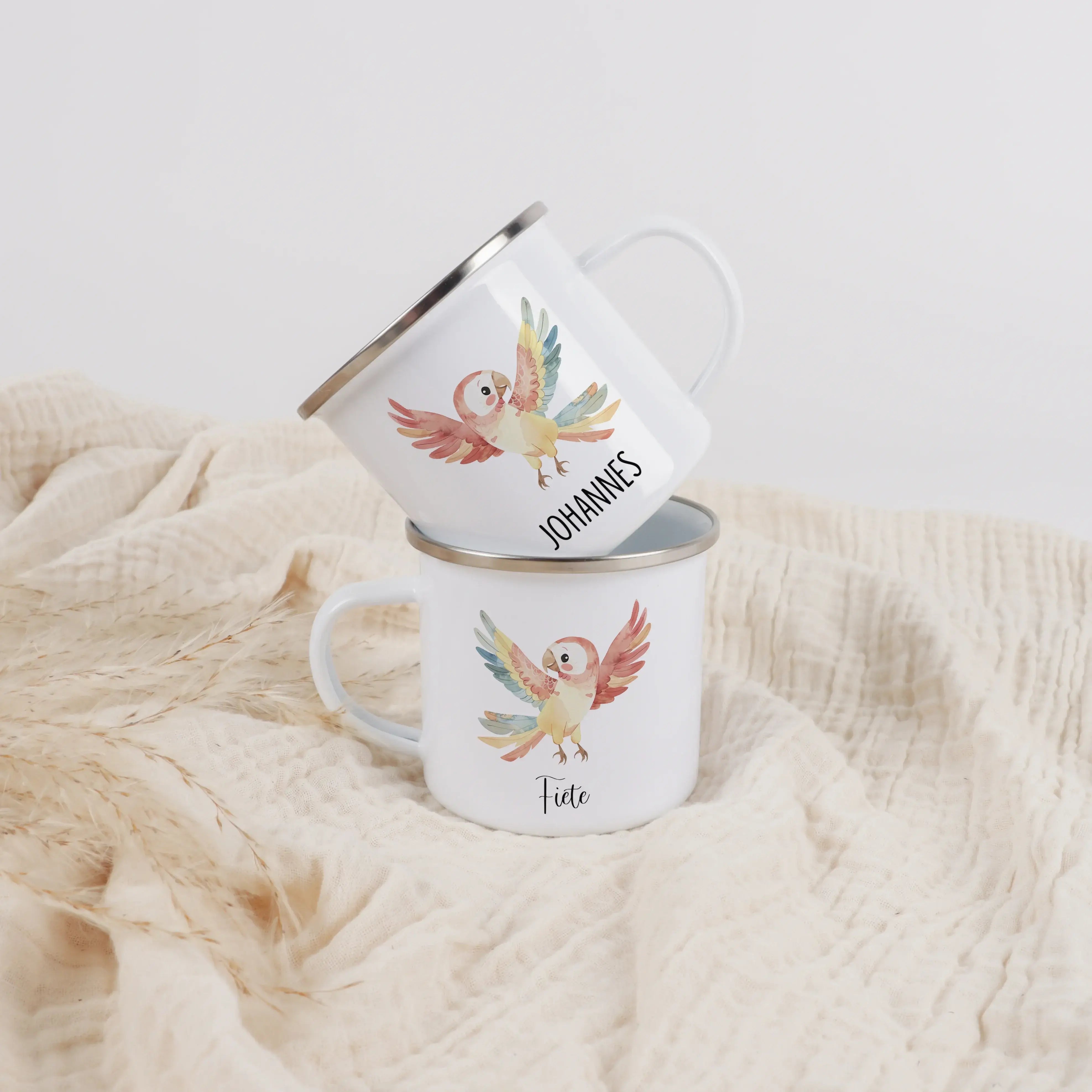 Emaille Tasse Papagei-Emaille Tasse-famprints-Die Emaille Tasse Papagei von famprints verbindet persönliches Design mit liebevoller Herstellung und wird so zu einem Geschenk, das Geschichten erzählt. Der farbenfrohe Papagei im Aquarellstil wirkt lebendig