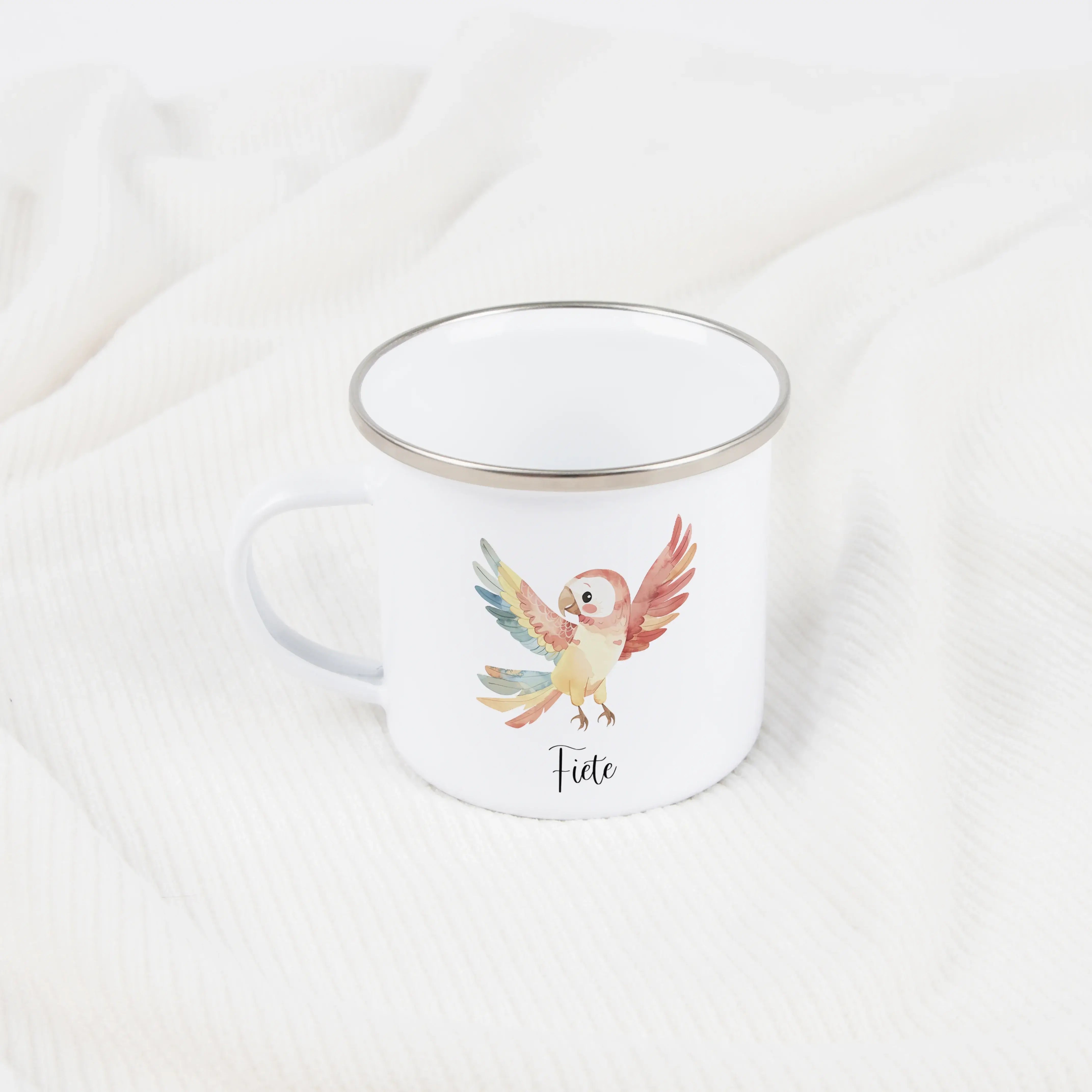 Emaille Tasse Papagei-Emaille Tasse-famprints-Die Emaille Tasse Papagei von famprints verbindet persönliches Design mit liebevoller Herstellung und wird so zu einem Geschenk, das Geschichten erzählt. Der farbenfrohe Papagei im Aquarellstil wirkt lebendig