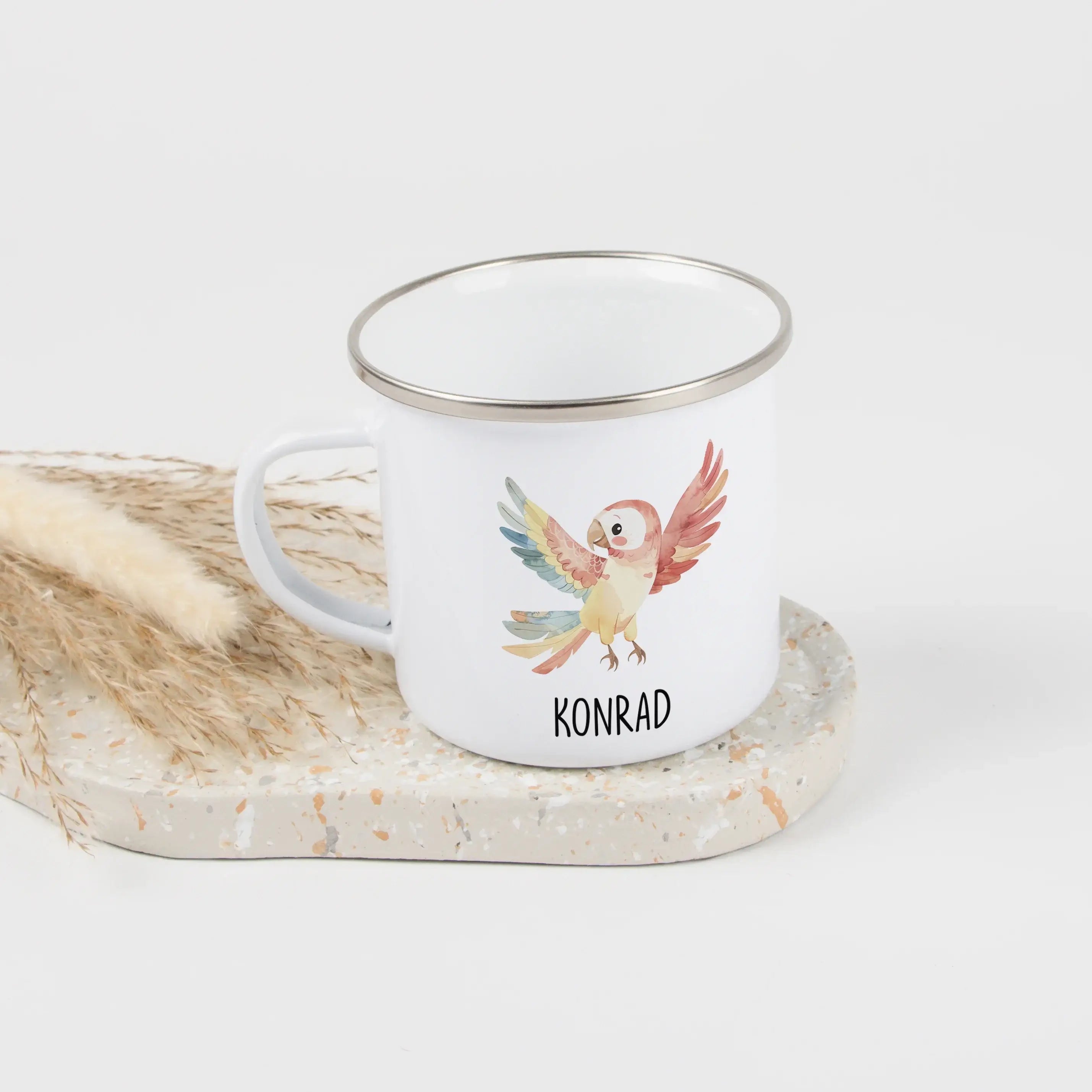 Emaille Tasse Papagei-Emaille Tasse-famprints-Die Emaille Tasse Papagei von famprints verbindet persönliches Design mit liebevoller Herstellung und wird so zu einem Geschenk, das Geschichten erzählt. Der farbenfrohe Papagei im Aquarellstil wirkt lebendig