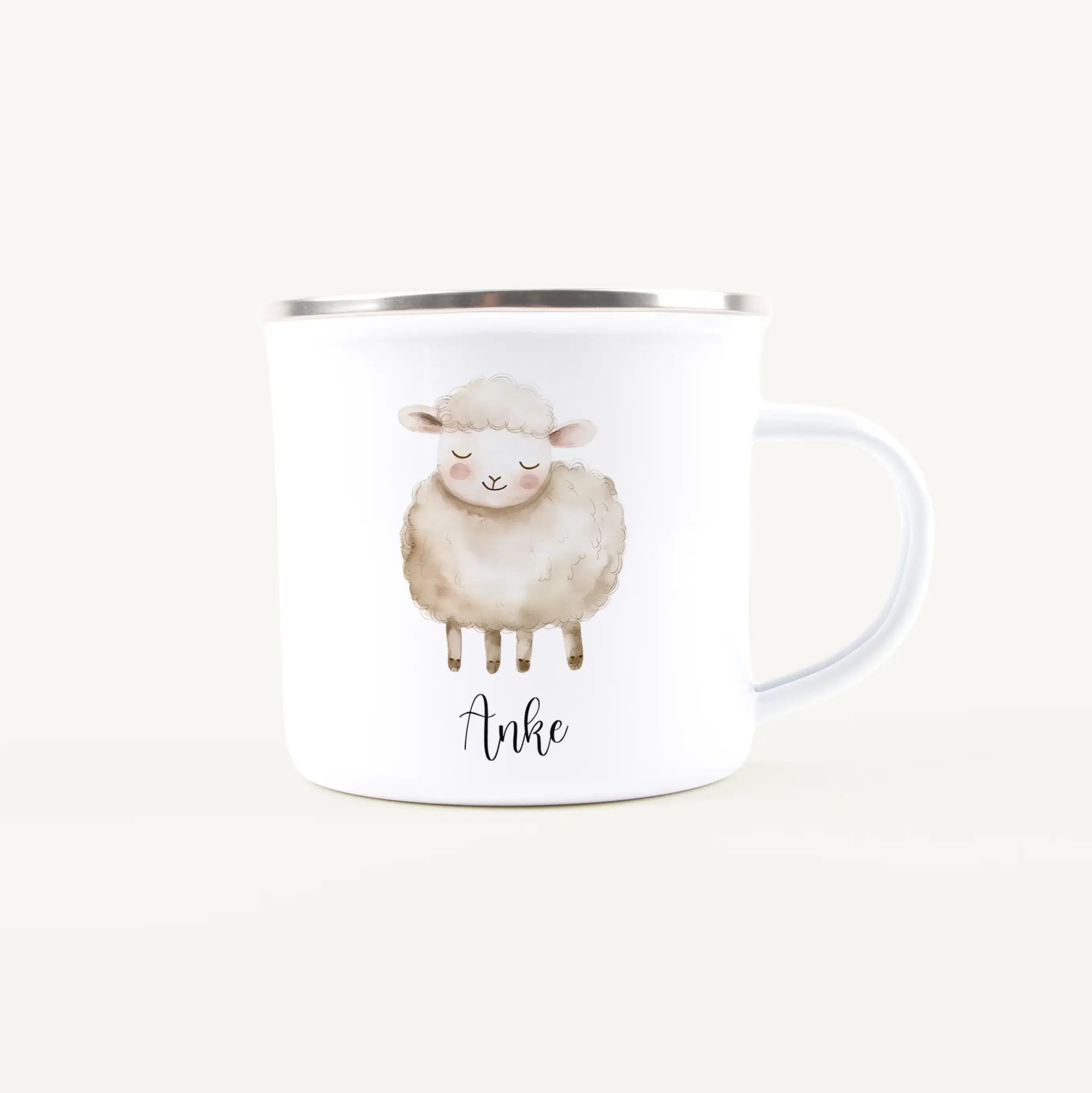 Emaille Tasse Schaf-Emaille Tasse-famprints-Die Emaille Tasse Schaf von famprints verbindet ein liebevoll illustriertes Tiermotiv mit der Möglichkeit, deinen Wunschnamen zu ergänzen. So entsteht eine persönliche Kindertasse, die im Alltag schnell zum Lie