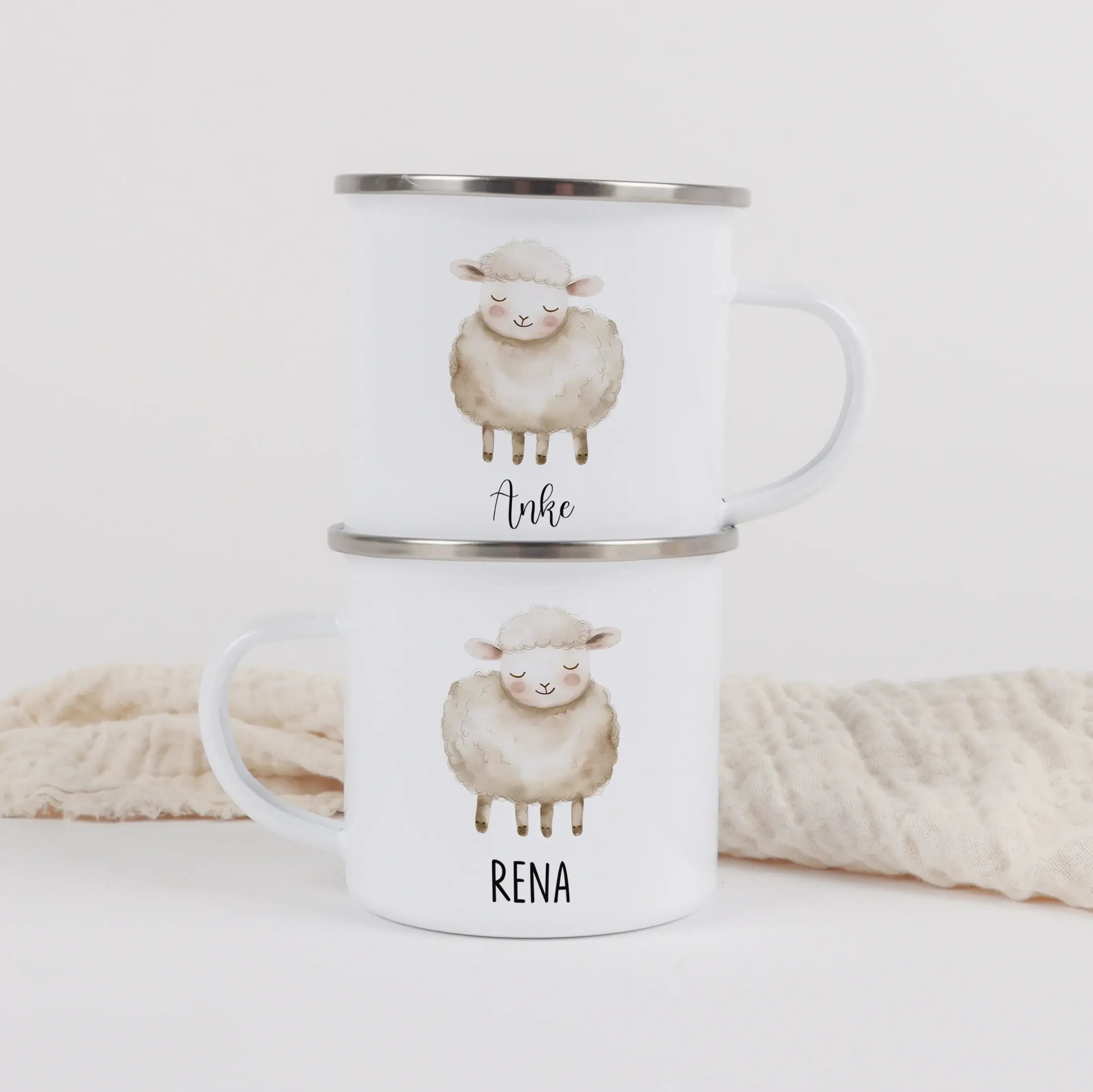 Emaille Tasse Schaf-Emaille Tasse-famprints-Die Emaille Tasse Schaf von famprints verbindet ein liebevoll illustriertes Tiermotiv mit der Möglichkeit, deinen Wunschnamen zu ergänzen. So entsteht eine persönliche Kindertasse, die im Alltag schnell zum Lie
