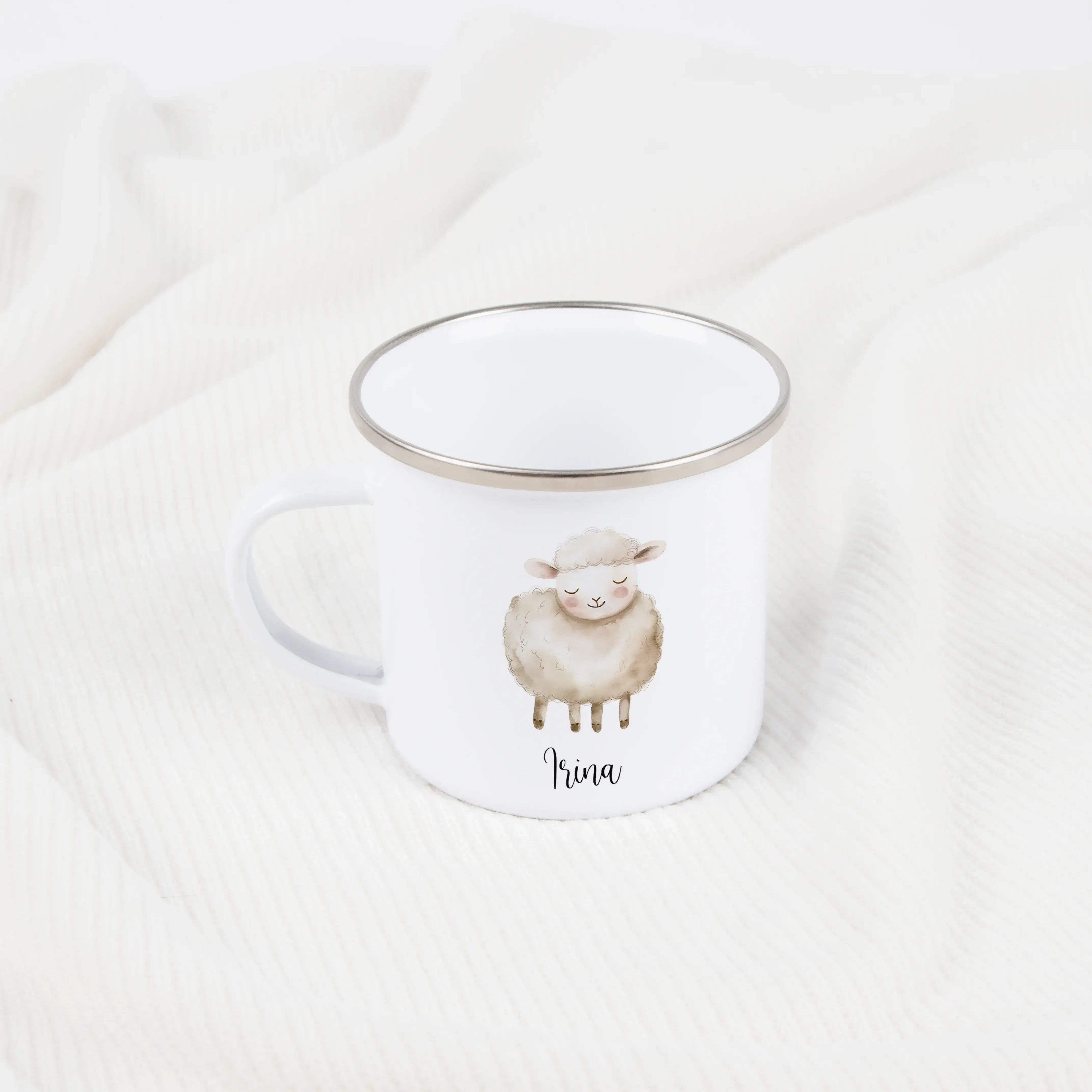 Emaille Tasse Schaf-Emaille Tasse-famprints-Die Emaille Tasse Schaf von famprints verbindet ein liebevoll illustriertes Tiermotiv mit der Möglichkeit, deinen Wunschnamen zu ergänzen. So entsteht eine persönliche Kindertasse, die im Alltag schnell zum Lie