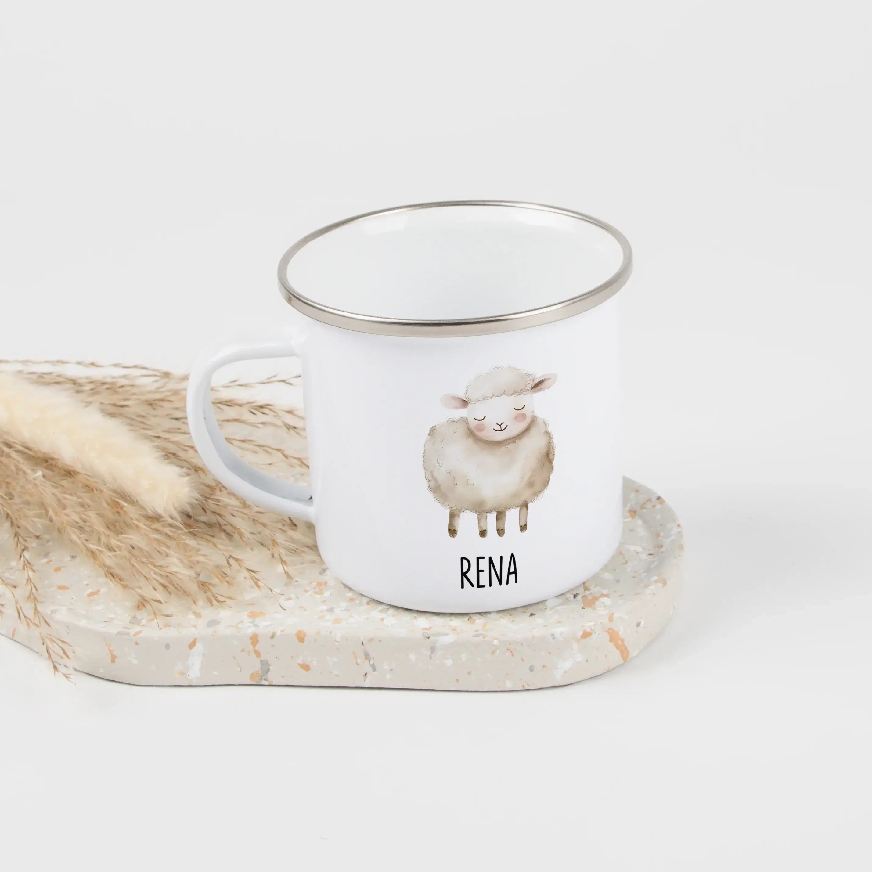 Emaille Tasse Schaf-Emaille Tasse-famprints-Die Emaille Tasse Schaf von famprints verbindet ein liebevoll illustriertes Tiermotiv mit der Möglichkeit, deinen Wunschnamen zu ergänzen. So entsteht eine persönliche Kindertasse, die im Alltag schnell zum Lie