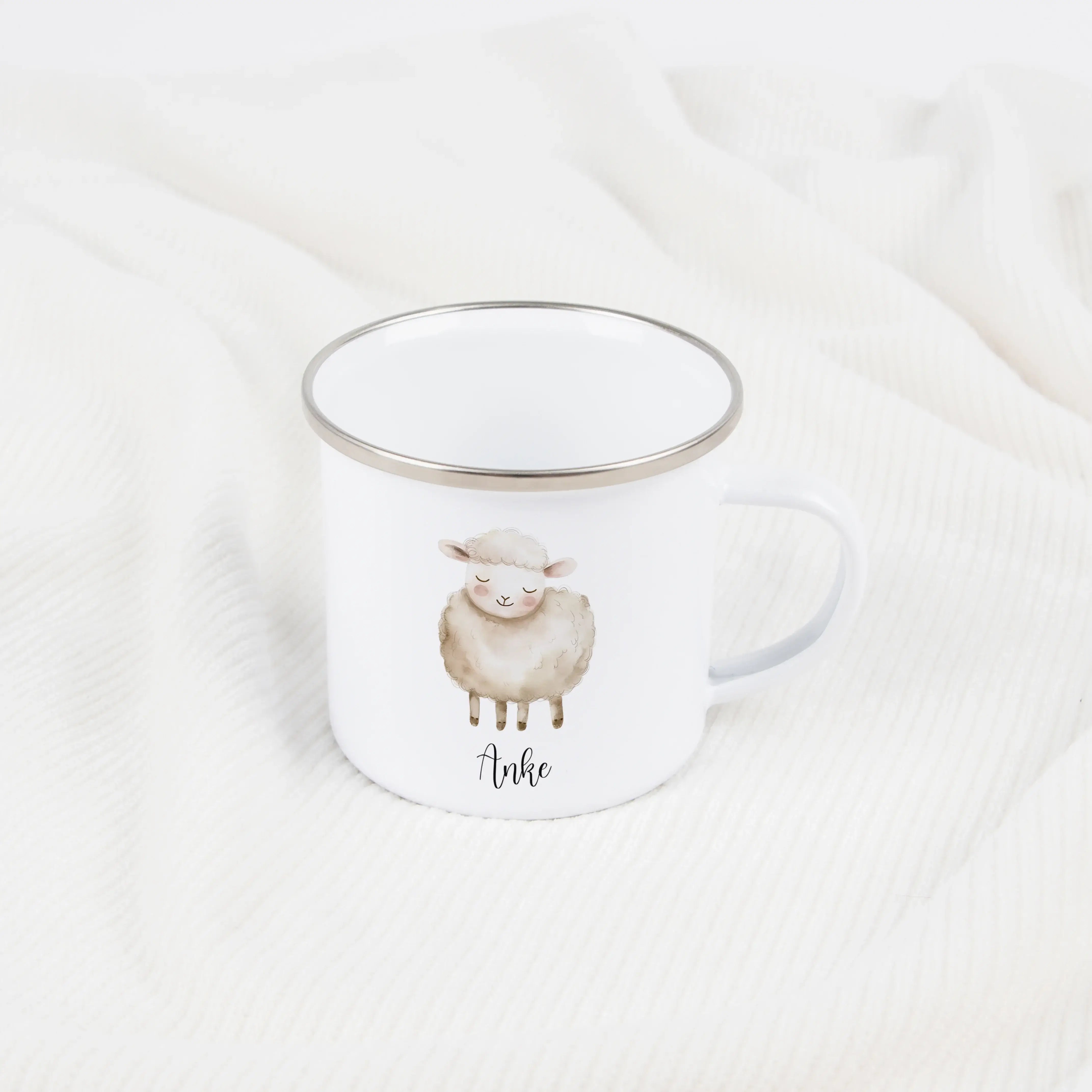 Emaille Tasse Schaf-Emaille Tasse-famprints-Die Emaille Tasse Schaf von famprints verbindet ein liebevoll illustriertes Tiermotiv mit der Möglichkeit, deinen Wunschnamen zu ergänzen. So entsteht eine persönliche Kindertasse, die im Alltag schnell zum Lie