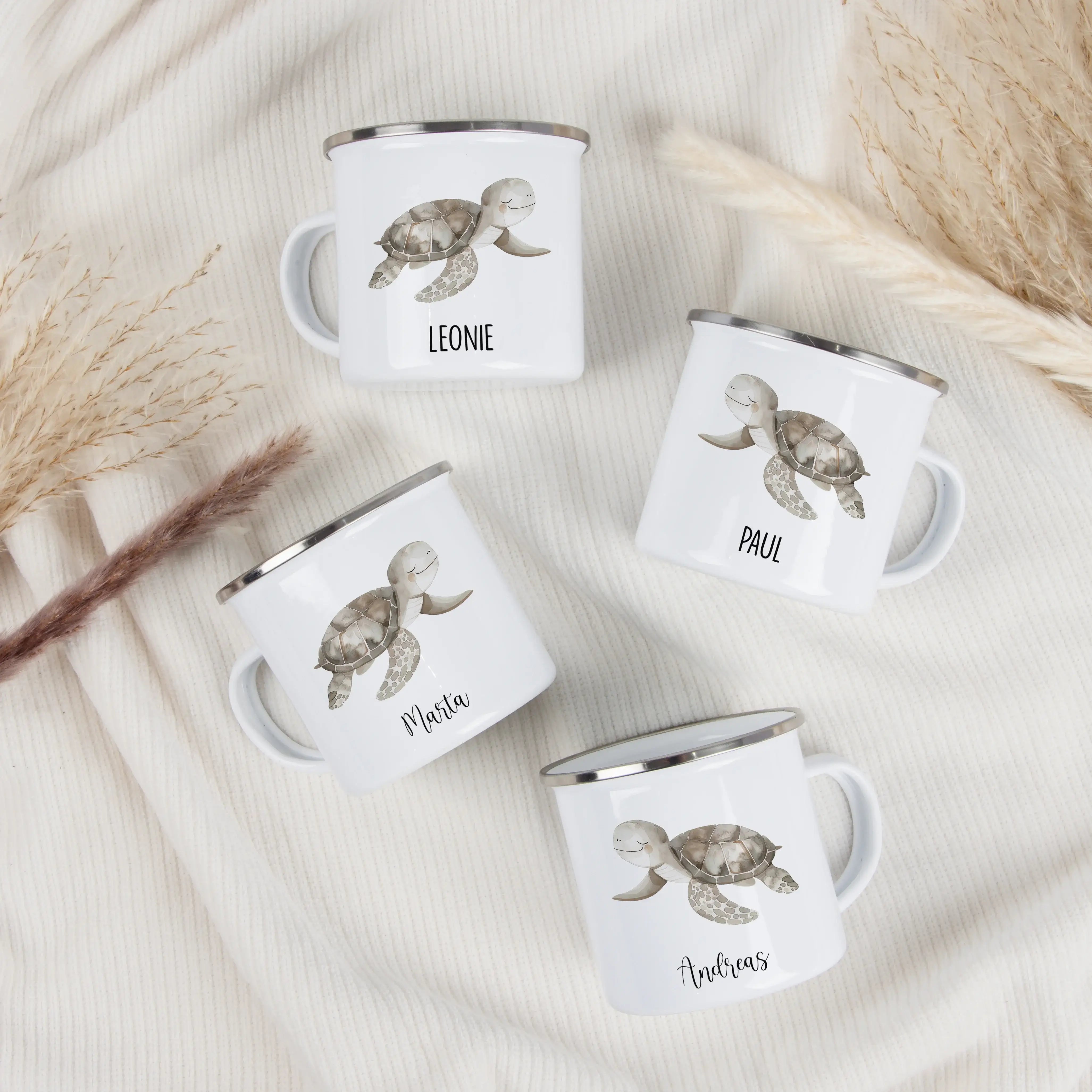 Emaille Tasse Schildkröte-Emaille Tasse-famprints-Die Emaille Tasse Schildkröte von famprints ist ein liebevolles Geschenk für Kinder, die ihre eigene kleine Welt gern mit einer persönlichen Note erleben. Das sanfte Schildkröten-Motiv im Wasserfarben Stil