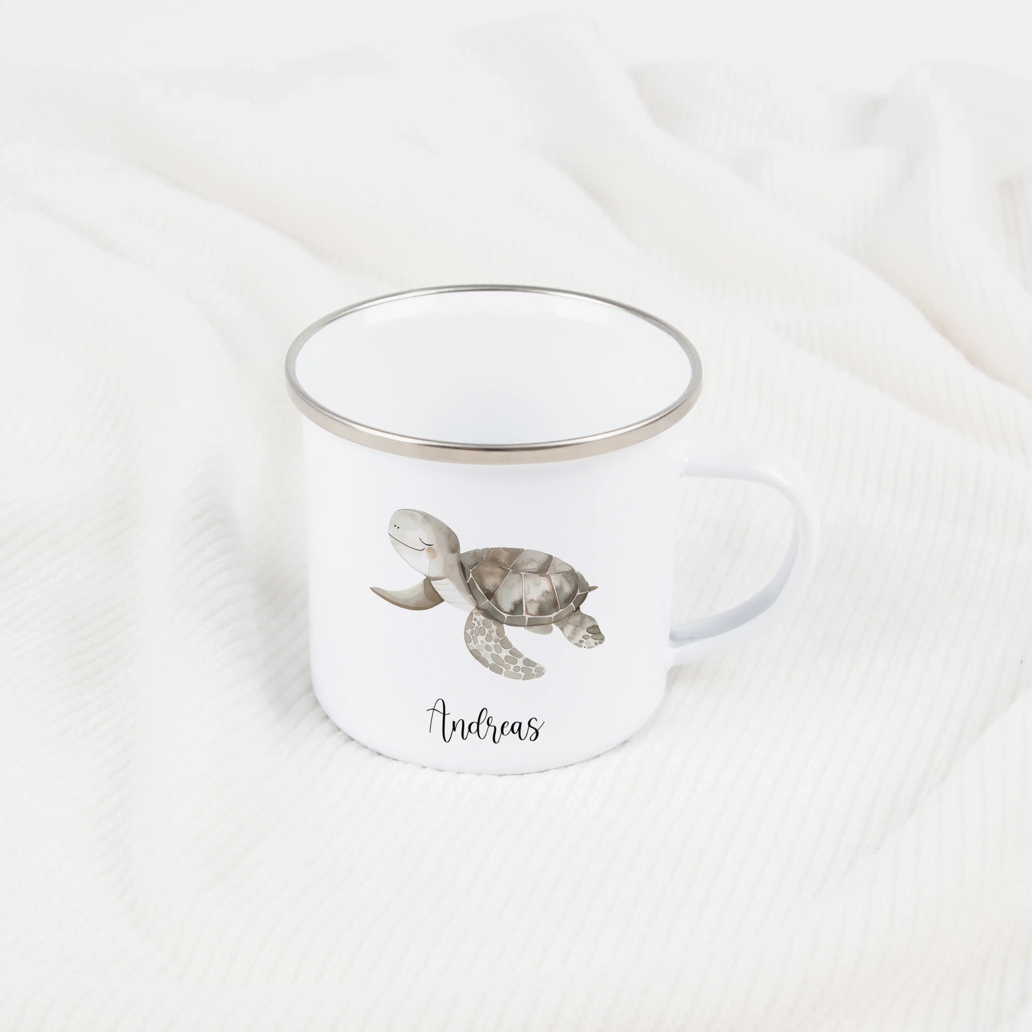 Emaille Tasse Schildkröte-Emaille Tasse-famprints-Die Emaille Tasse Schildkröte von famprints ist ein liebevolles Geschenk für Kinder, die ihre eigene kleine Welt gern mit einer persönlichen Note erleben. Das sanfte Schildkröten-Motiv im Wasserfarben Stil